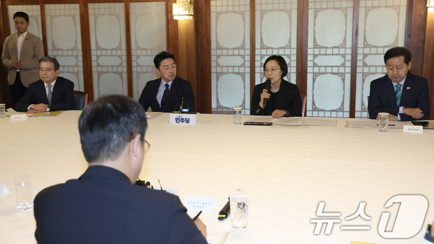 (서울=뉴스1) 김민지 기자 = 한성숙 국무총리(오른쪽 두번째)가 5일 오후 서울 삼청동 국무총리 서울공관에서 열린 고위당정협의회에서 모두 발언을 하고 있다. (공동취재)  202 …
