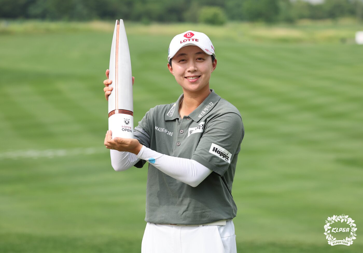 본문 이미지 - 김효주(31·롯데)가 5일 인천 서구 베어즈베스트 청라(파72)에서 열린 한국여자프로골프(KLPGA)투어 롯데 오픈에서 최종합계 15언더파 273타로 우승, 트로피를 들고 기념촬영을 하고 있다. (KLPGA 제공. 재판매 및 DB금지)