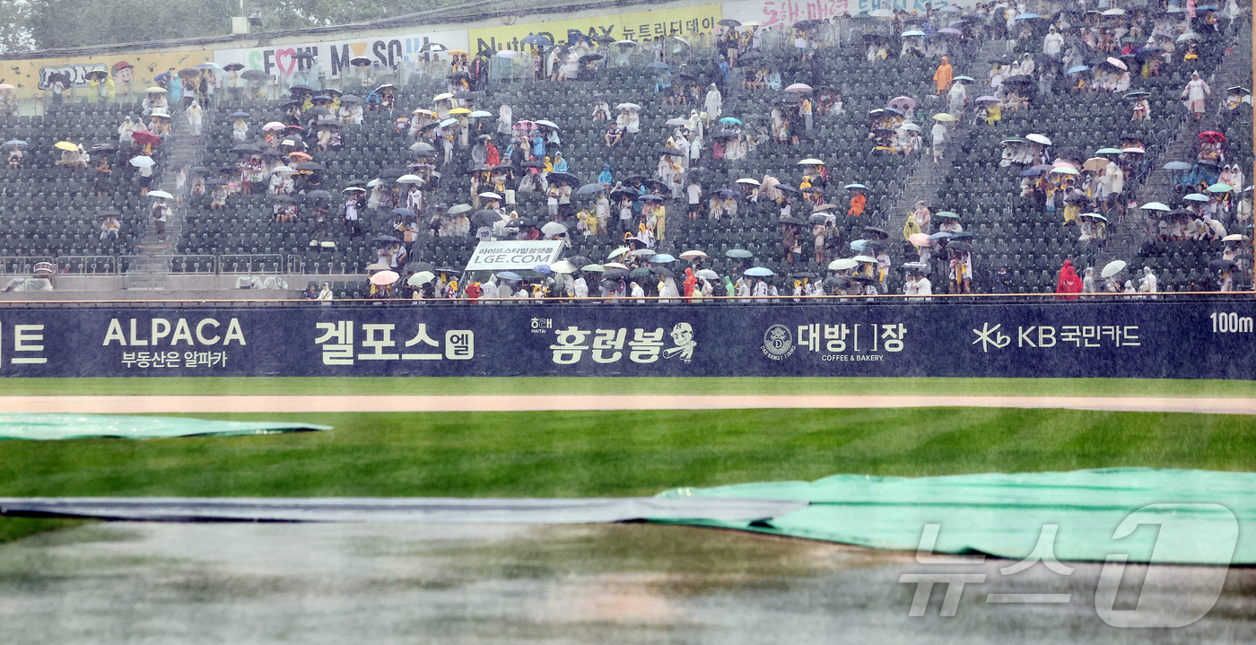 (서울=뉴스1) 김진환 기자 = 5일 서울 송파구 잠실야구장에서 열릴 예정인 프로야구 '2026 신한은행 SOL KBO리그' 한화 이글스와 LG 트윈스의 경기가 갑작스러운 폭우에 …