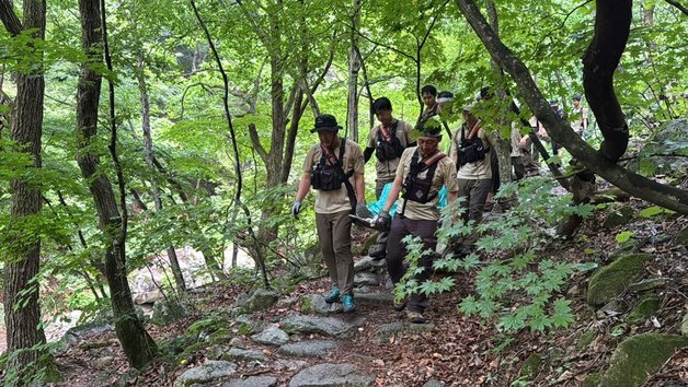 설악산 추락 60대 7시간 만에 구조…헬기 못 떠 육로 이송(종합)