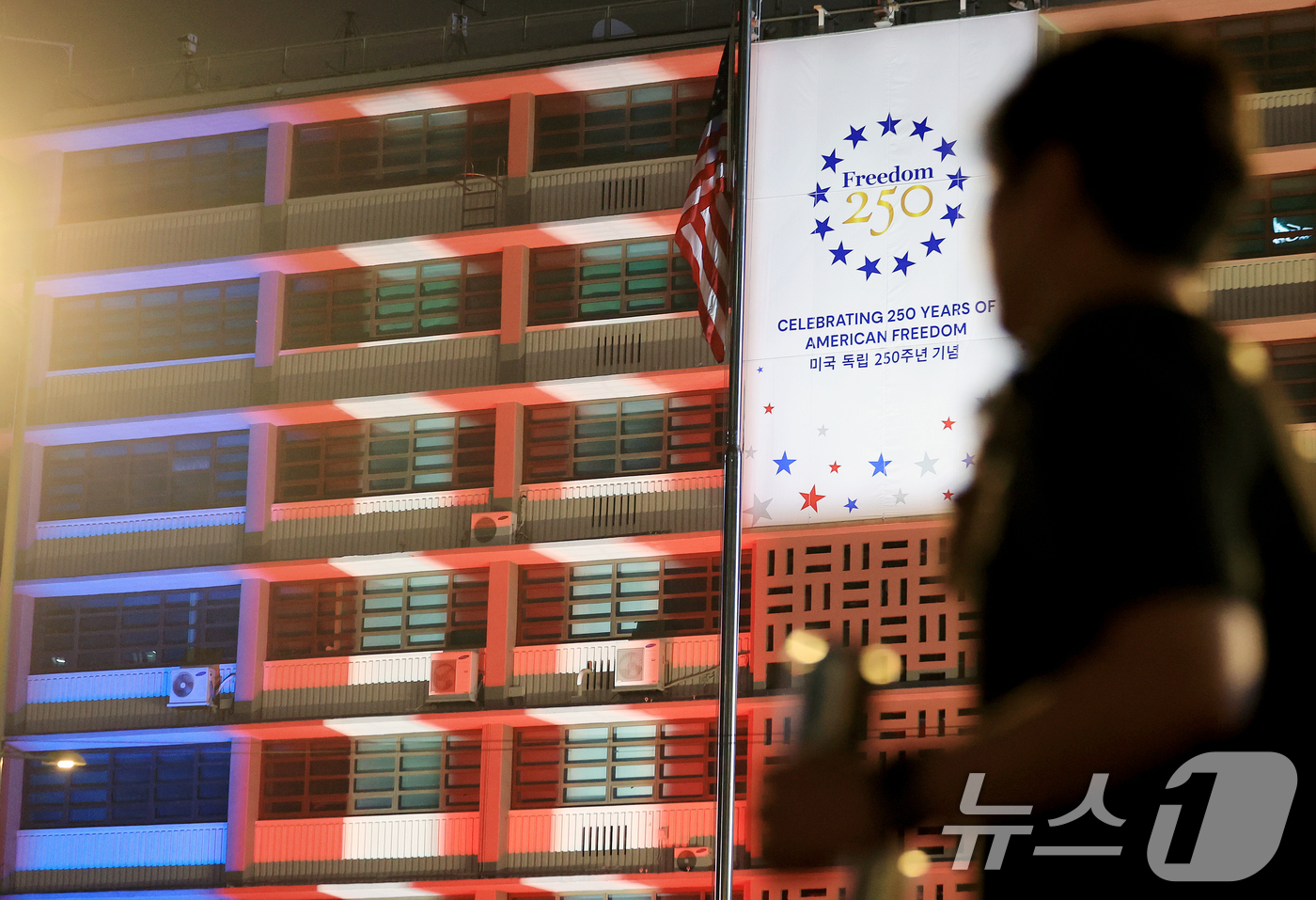 (서울=뉴스1) 이호윤 기자 = 미국 독립 250주년 기념일을 맞아 남산서울타워, 새빛섬, 반포대교, 롯데월드타워 등 여러 서울 랜드마크에 성조기를 상징하는 빨강, 파랑, 흰색 조 …