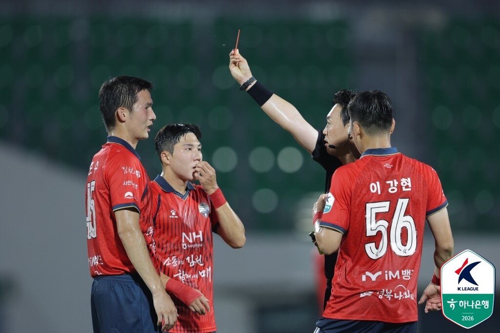 본문 이미지 - 퇴장 당하는 김천 변준수(왼쪽)(한국프로축구연맹 제공) 