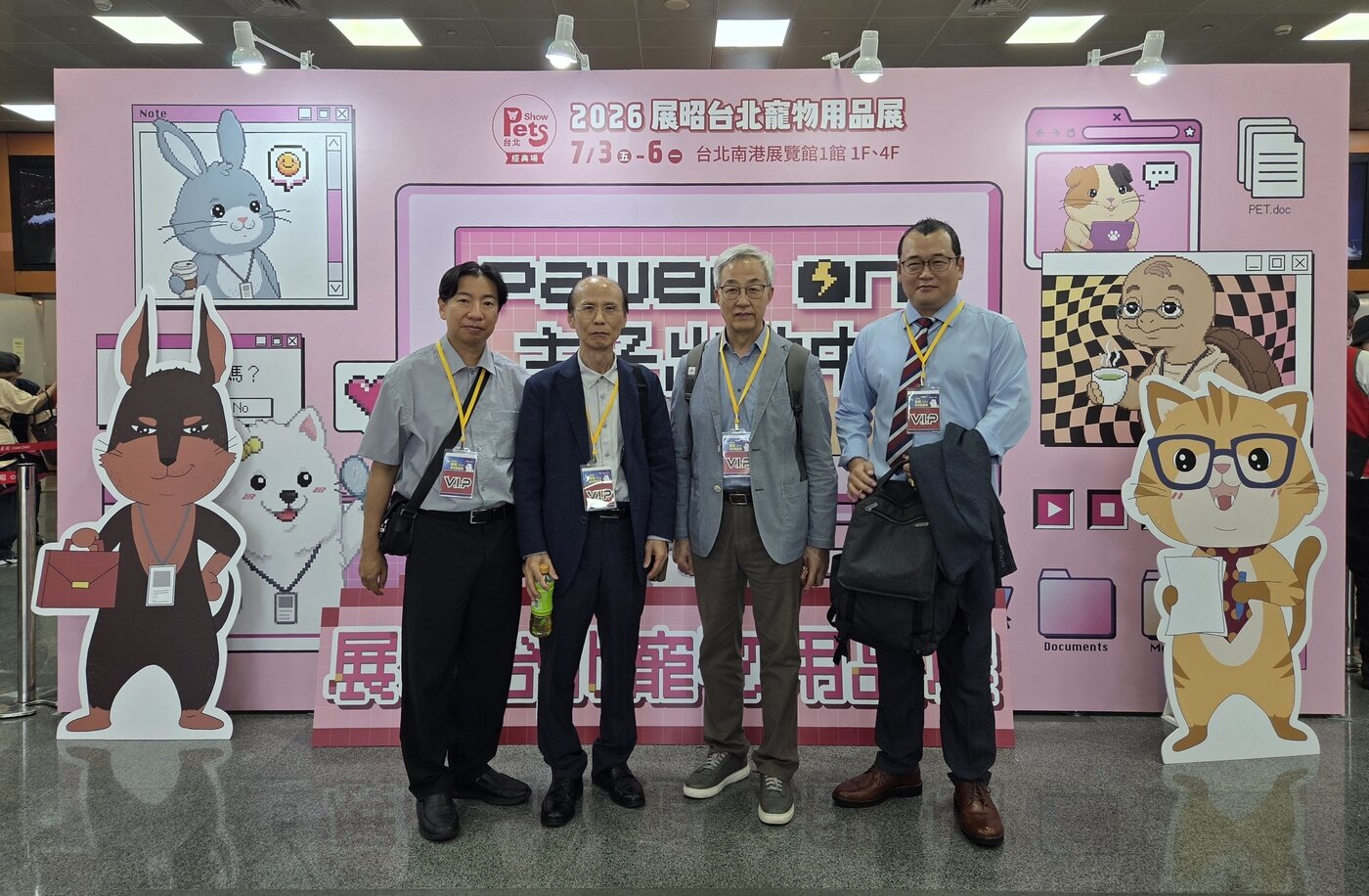 본문 이미지 - 대만 타이베이 펫쇼 2026에 방문한 한국펫사료협회 관계자들이 기념 사진을 찍고 있다. 제형진 사무국장(맨 오른쪽부터), 이진영 부회장, 문홍식 이사, 조성호 자문 변호사 ⓒ 뉴스1 한송아 기자