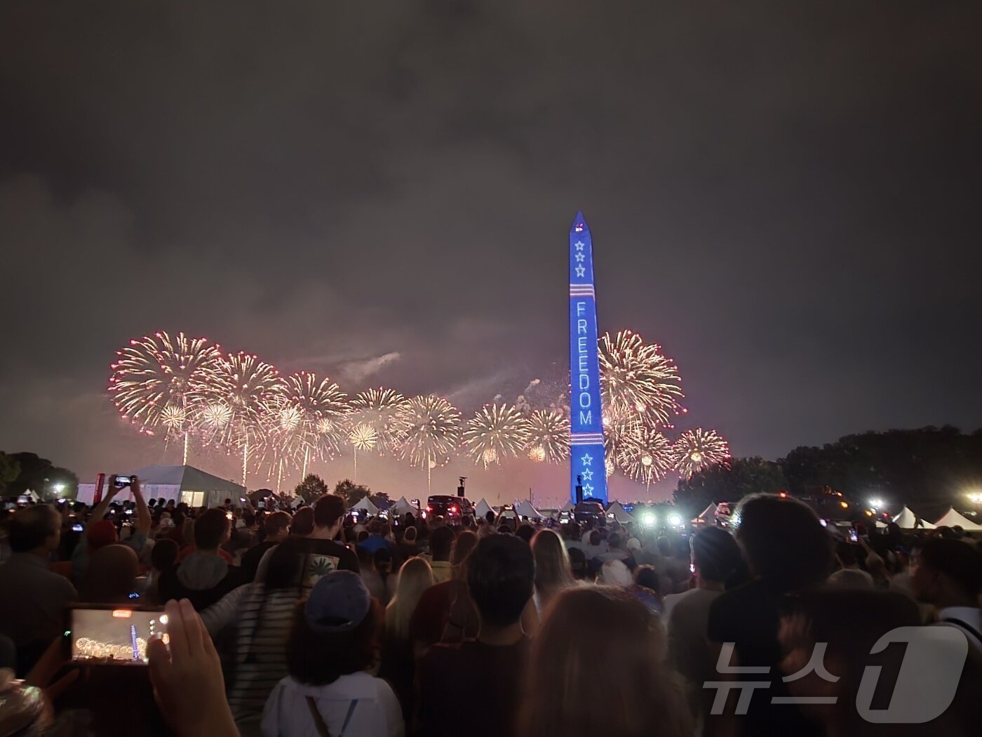 본문 이미지 - 4일(현지시간) 미국 수도 워싱턴DC의 상징물인 워싱턴기념탑 주변 상공에 미국의 건국 250주년을 기념하는 화려한 불꽃이 터지고 있다. 2026.07.04. ⓒ 뉴스1 류정민 특파원
