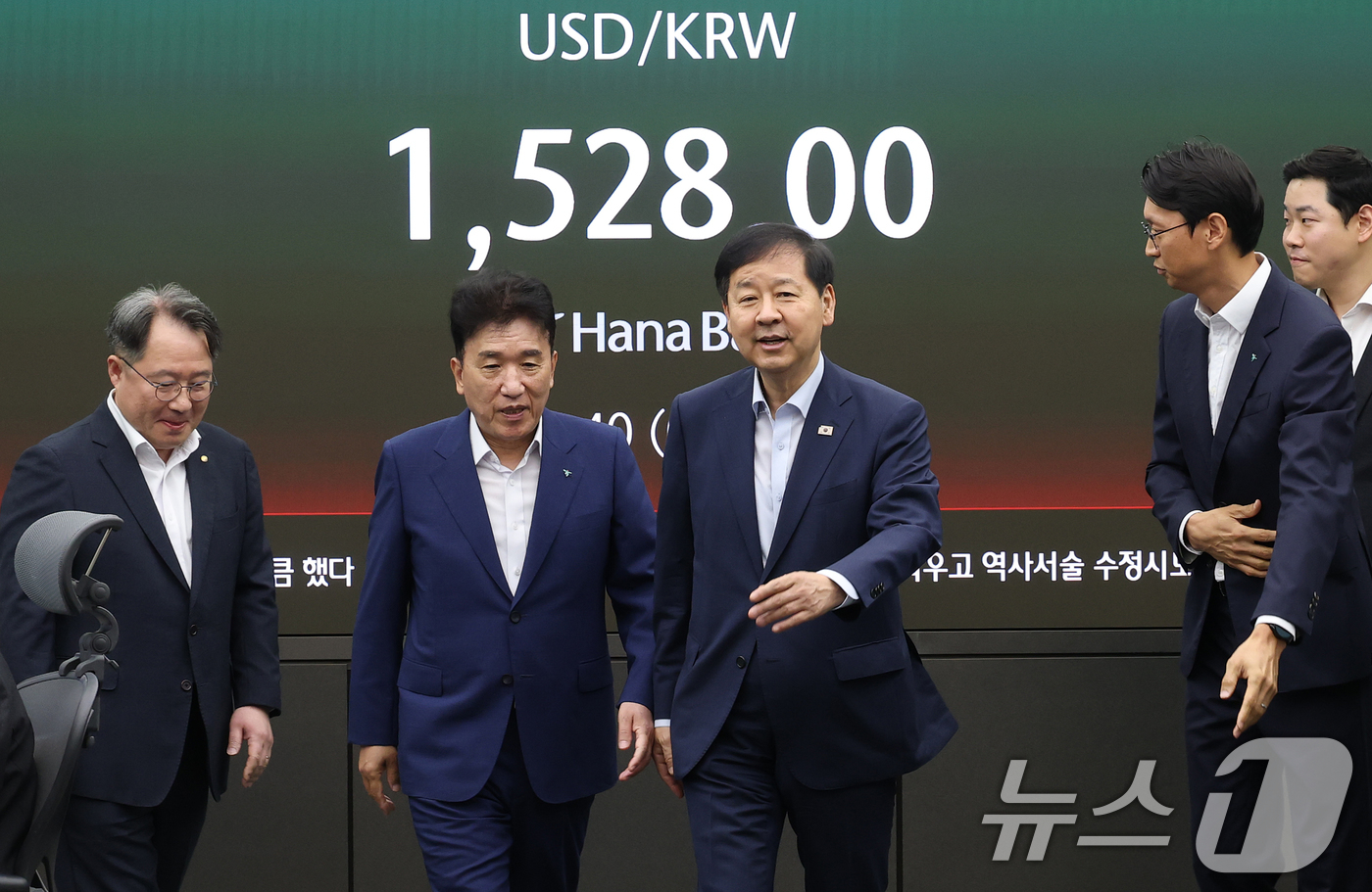 (서울=뉴스1) 오대일 기자 = 구윤철 경제부총리 겸 재정경제부 장관이 외환시장 24시간 거래가 시작된 6일 오전 서울 중구 하나은행 딜링룸을 방문해 함영주 하나금융 회장, 권민수 …