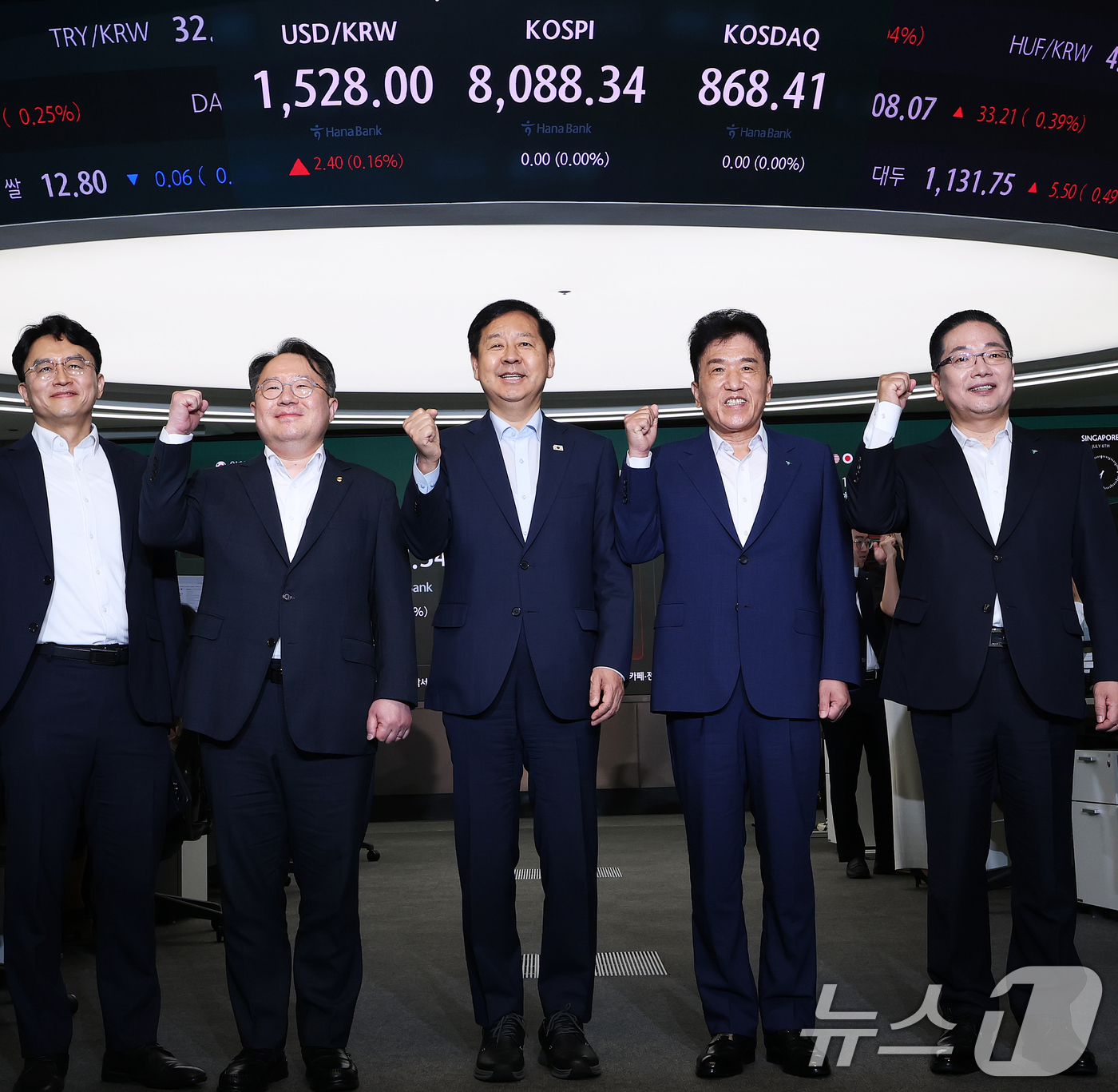 (서울=뉴스1) 오대일 기자 = 구윤철 경제부총리 겸 재정경제부 장관이 외환시장 24시간 거래가 시작된 6일 오전 서울 중구 하나은행 딜링룸을 방문해 참석자들과 파이팅 포즈를 취하 …