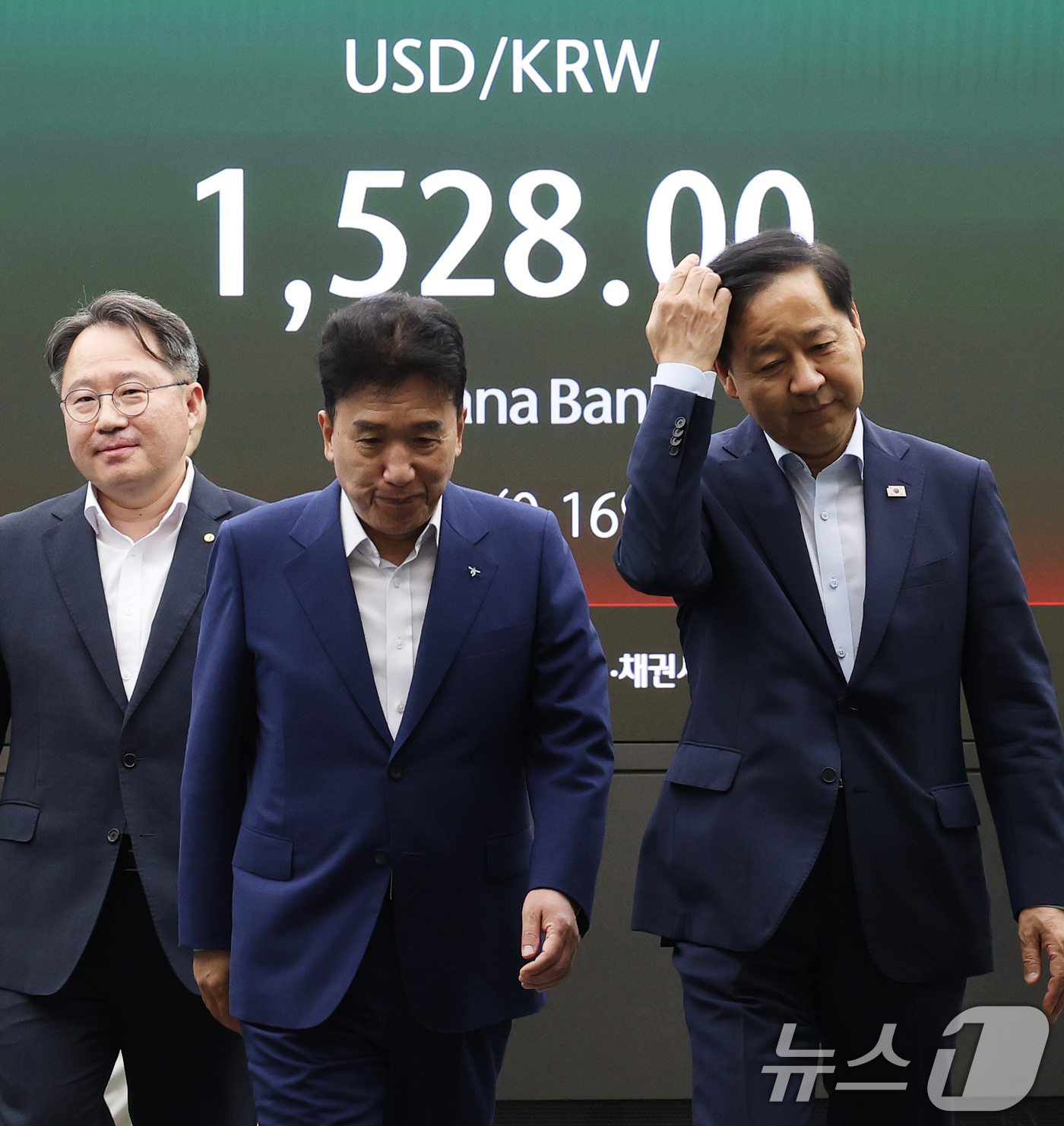 (서울=뉴스1) 오대일 기자 = 구윤철 경제부총리 겸 재정경제부 장관이 외환시장 24시간 거래가 시작된 6일 오전 서울 중구 하나은행 딜링룸을 방문해 관게자들과 대화를 나누고 있다 …