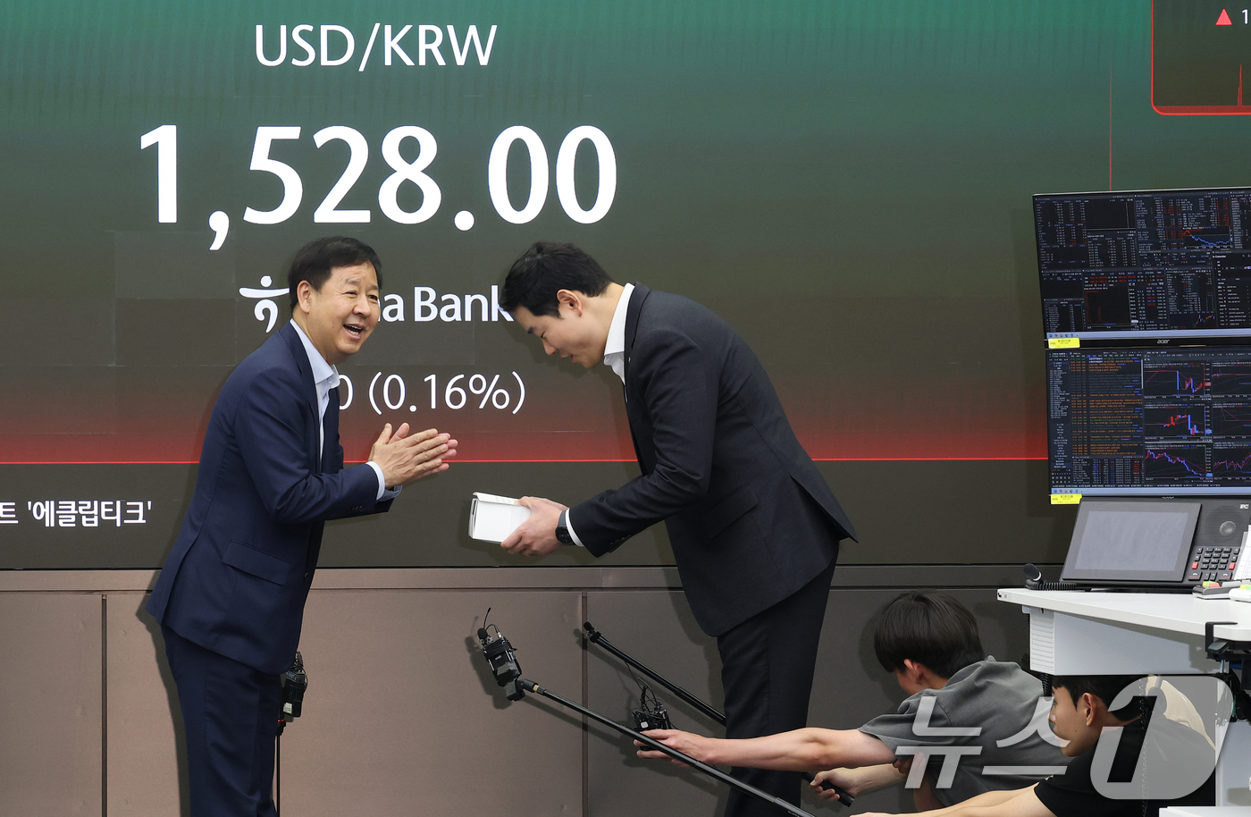 (서울=뉴스1) 오대일 기자 = 구윤철 경제부총리 겸 재정경제부 장관이 외환시장 24시간 거래가 시작된 6일 오전 서울 중구 하나은행 딜링룸을 방문해 직원들을 격려하고 있다.정부는 …