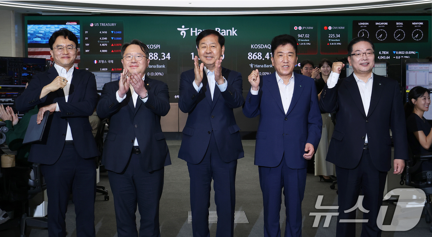 (서울=뉴스1) 오대일 기자 = 구윤철 경제부총리 겸 재정경제부 장관이 외환시장 24시간 거래가 시작된 6일 오전 서울 중구 하나은행 딜링룸을 방문해 참석자들과 기념촬영을 하고 있 …
