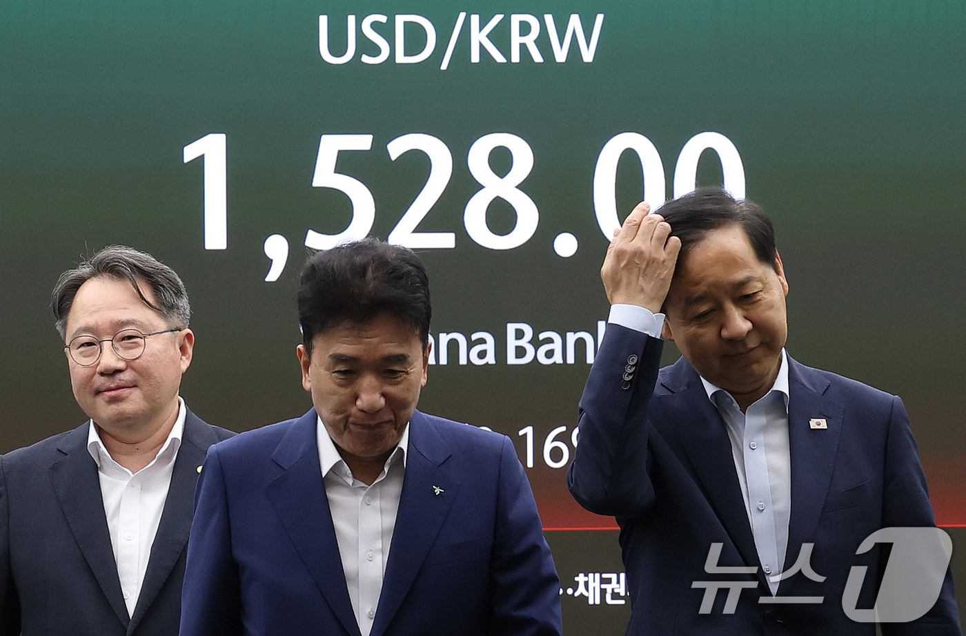 (서울=뉴스1) 오대일 기자 = 구윤철 경제부총리 겸 재정경제부 장관이 외환시장 24시간 거래가 시작된 6일 오전 서울 중구 하나은행 딜링룸을 방문해 관게자들과 대화를 나누고 있다 …