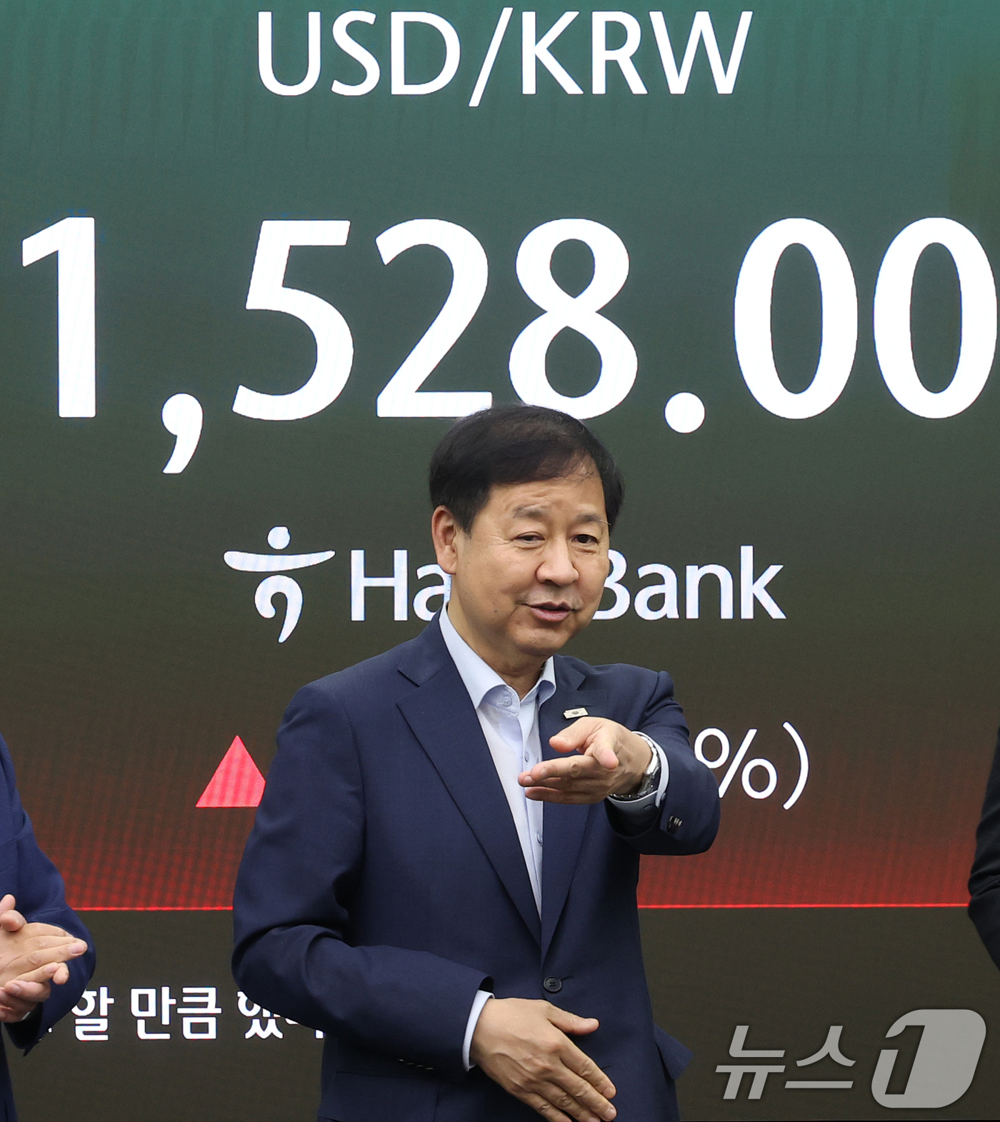 (서울=뉴스1) 오대일 기자 = 구윤철 경제부총리 겸 재정경제부 장관이 외환시장 24시간 거래가 시작된 6일 오전 서울 중구 하나은행 딜링룸을 방문해 관게자들과 대화를 나누고 있다 …