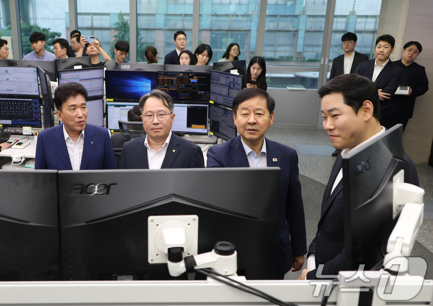 (서울=뉴스1) 오대일 기자 = 구윤철 경제부총리 겸 재정경제부 장관과 권민수 한국은행 부총재보, 함영주 하나금융 회장이 6일 오전 서울 중구 하나은행 딜링룸을 방문해 하나은행 직 …