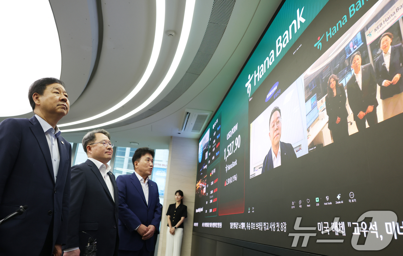 (서울=뉴스1) 오대일 기자 = 구윤철 경제부총리 겸 재정경제부 장관과 권민수 한국은행 부총재보, 함영주 하나금융 회장이 6일 오전 서울 중구 하나은행 딜링룸을 방문해 삼성전자 재 …