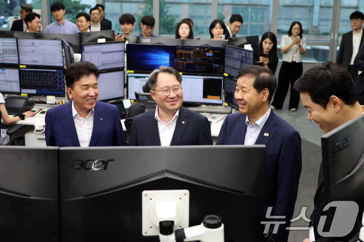 (서울=뉴스1) 오대일 기자 = 구윤철 경제부총리 겸 재정경제부 장관과 권민수 한국은행 부총재보, 함영주 하나금융 회장이 6일 오전 서울 중구 하나은행 딜링룸을 방문해 하나은행 직 …