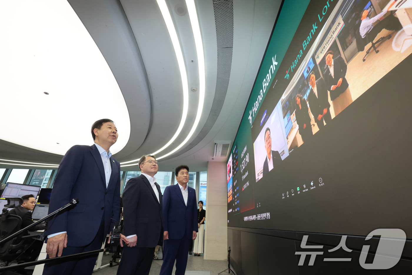 (서울=뉴스1) 오대일 기자 = 구윤철 경제부총리 겸 재정경제부 장관과 권민수 한국은행 부총재보, 함영주 하나금융 회장이 6일 오전 서울 중구 하나은행 딜링룸을 방문해 삼성전자 재 …