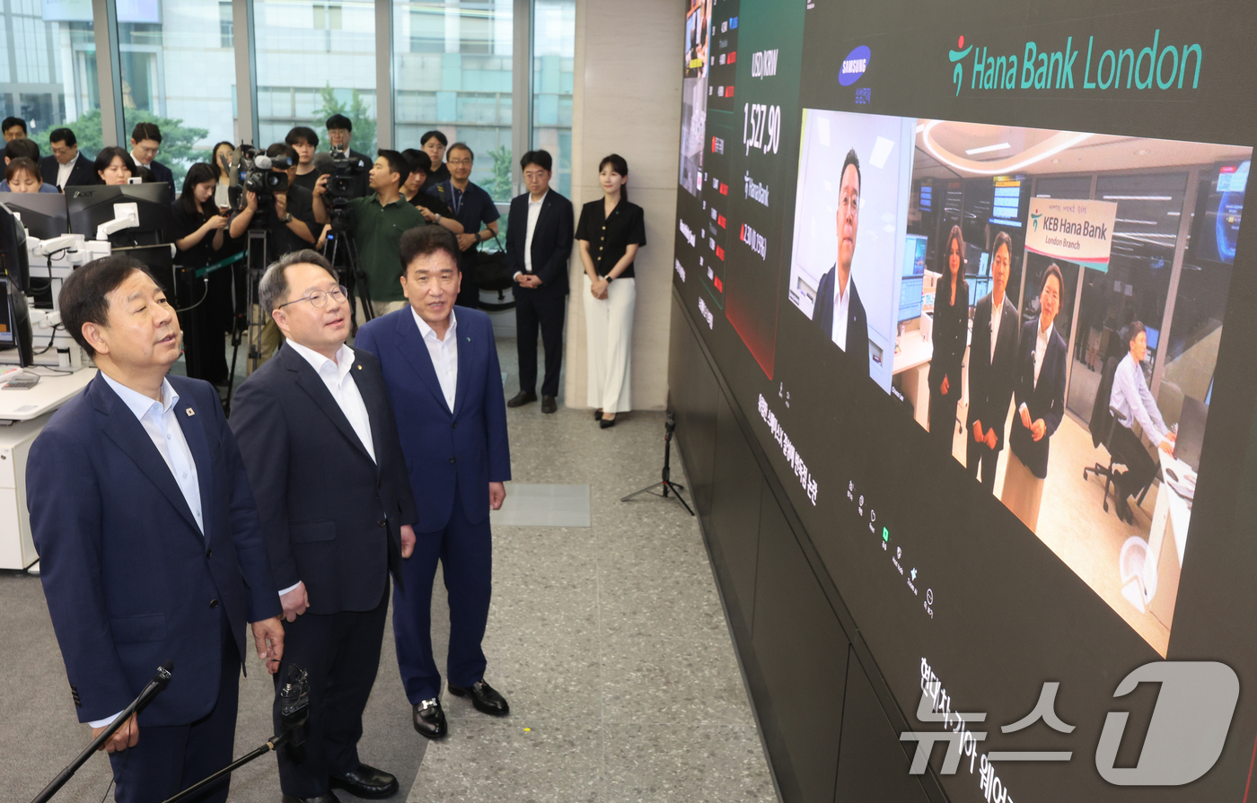 (서울=뉴스1) 오대일 기자 = 구윤철 경제부총리 겸 재정경제부 장관과 권민수 한국은행 부총재보, 함영주 하나금융 회장이 6일 오전 서울 중구 하나은행 딜링룸을 방문해 삼성전자 재 …