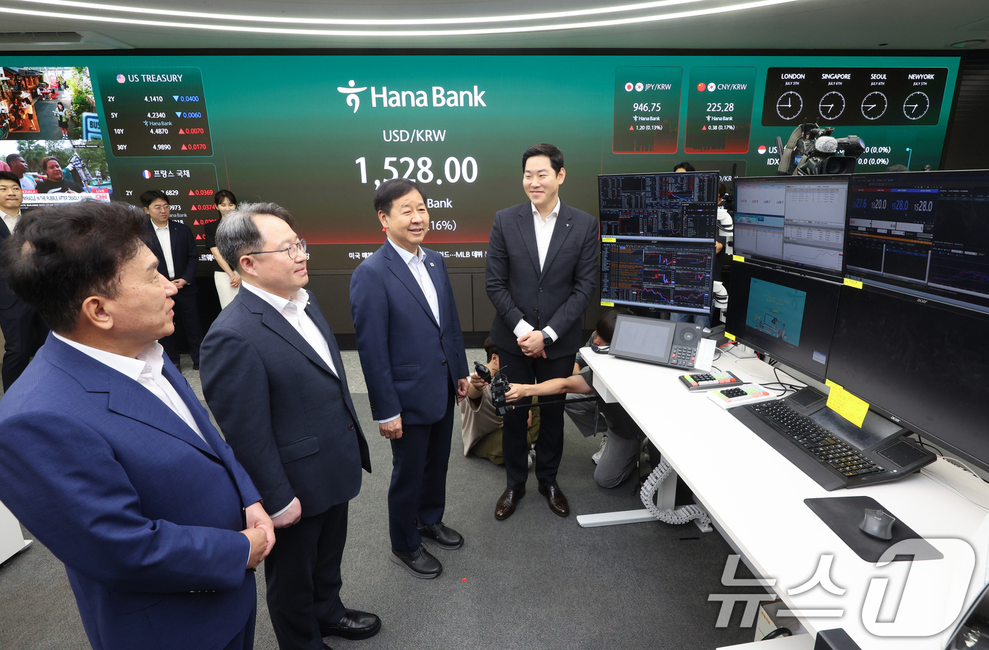 (서울=뉴스1) 오대일 기자 = 구윤철 경제부총리 겸 재정경제부 장관과 권민수 한국은행 부총재보, 함영주 하나금융 회장이 6일 오전 서울 중구 하나은행 딜링룸을 방문해 하나은행 직 …