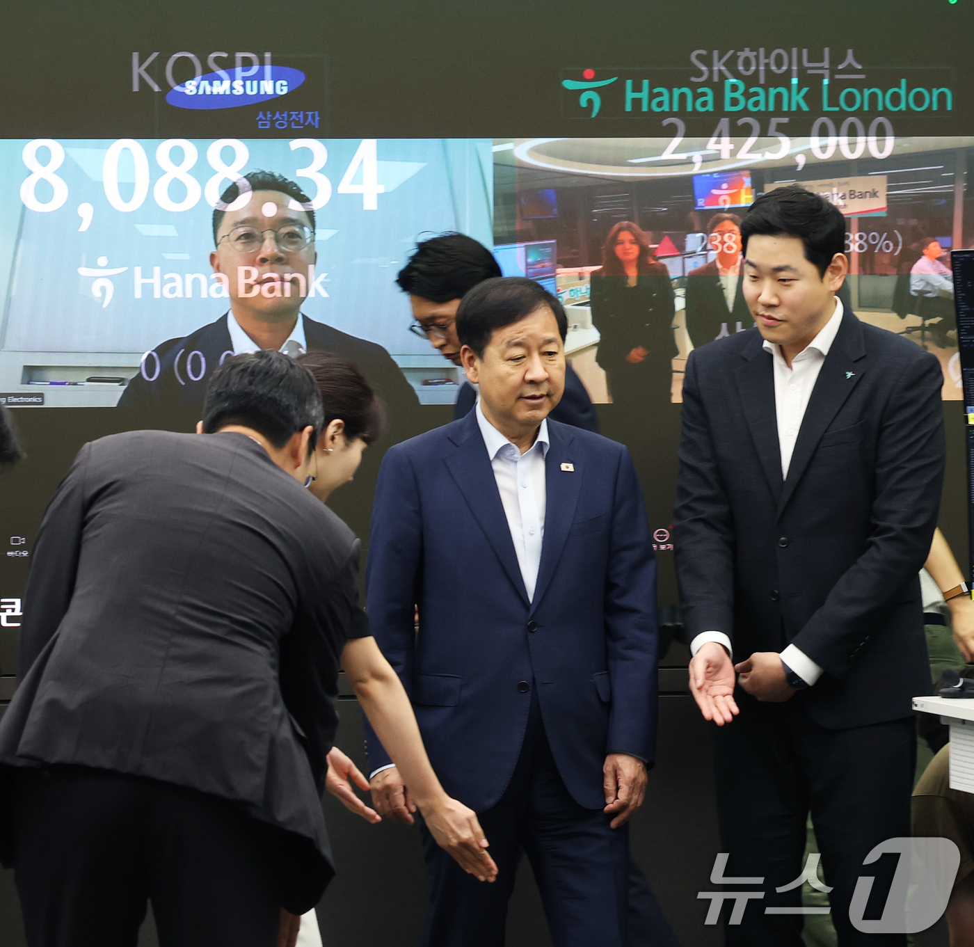 (서울=뉴스1) 오대일 기자 = 구윤철 경제부총리 겸 재정경제부 장관이 외환시장 24시간 거래가 시작된 6일 오전 서울 중구 하나은행 딜링룸을 방문해 관게자들과 대화를 나누고 있다 …