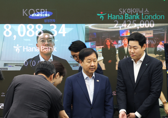 딜링룸 찾은 구윤철 부총리