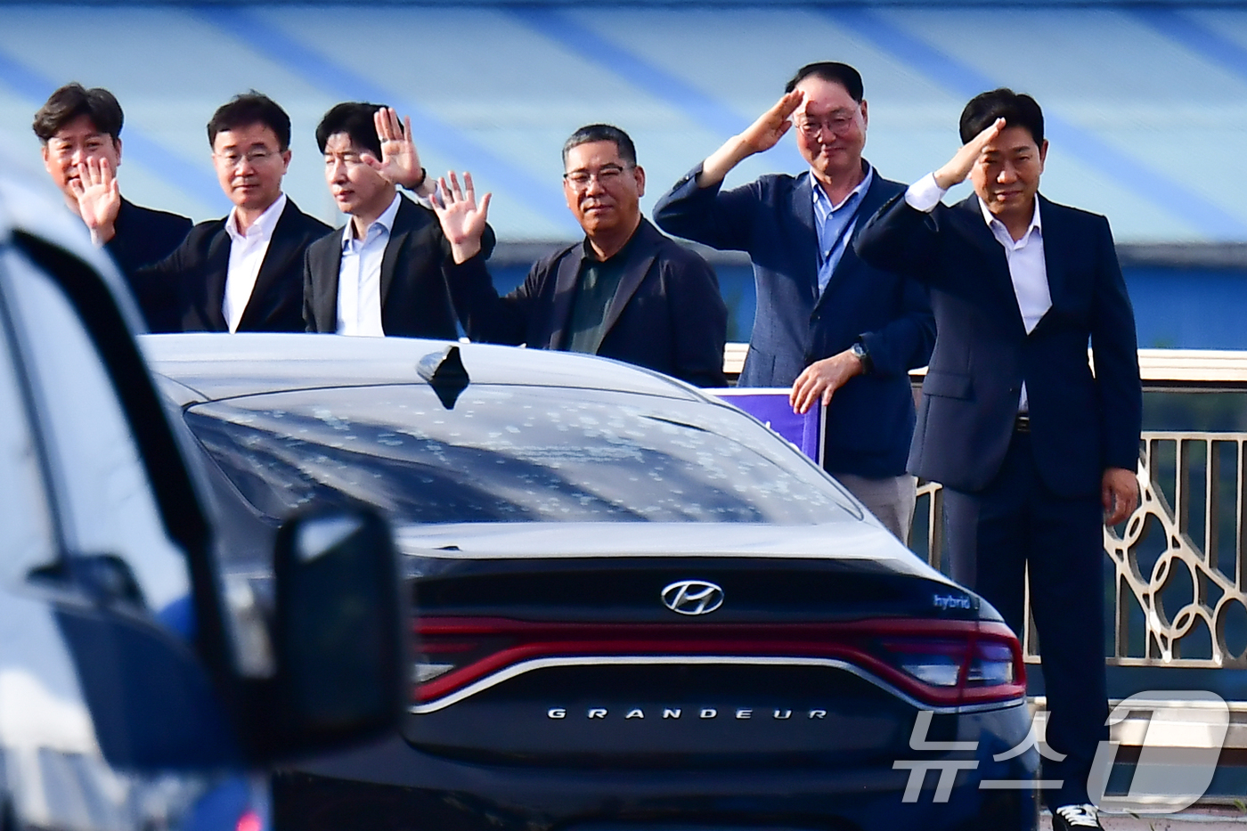 (포항=뉴스1) 최창호 기자 = 박용선 경북 포항시장(오른쪽 첫번째)이 6일 오전 남구 형산강 로터리에서 공무원들과 함께 출근길 시민들에게 인사하고 있다. 2026.7.6/뉴스1