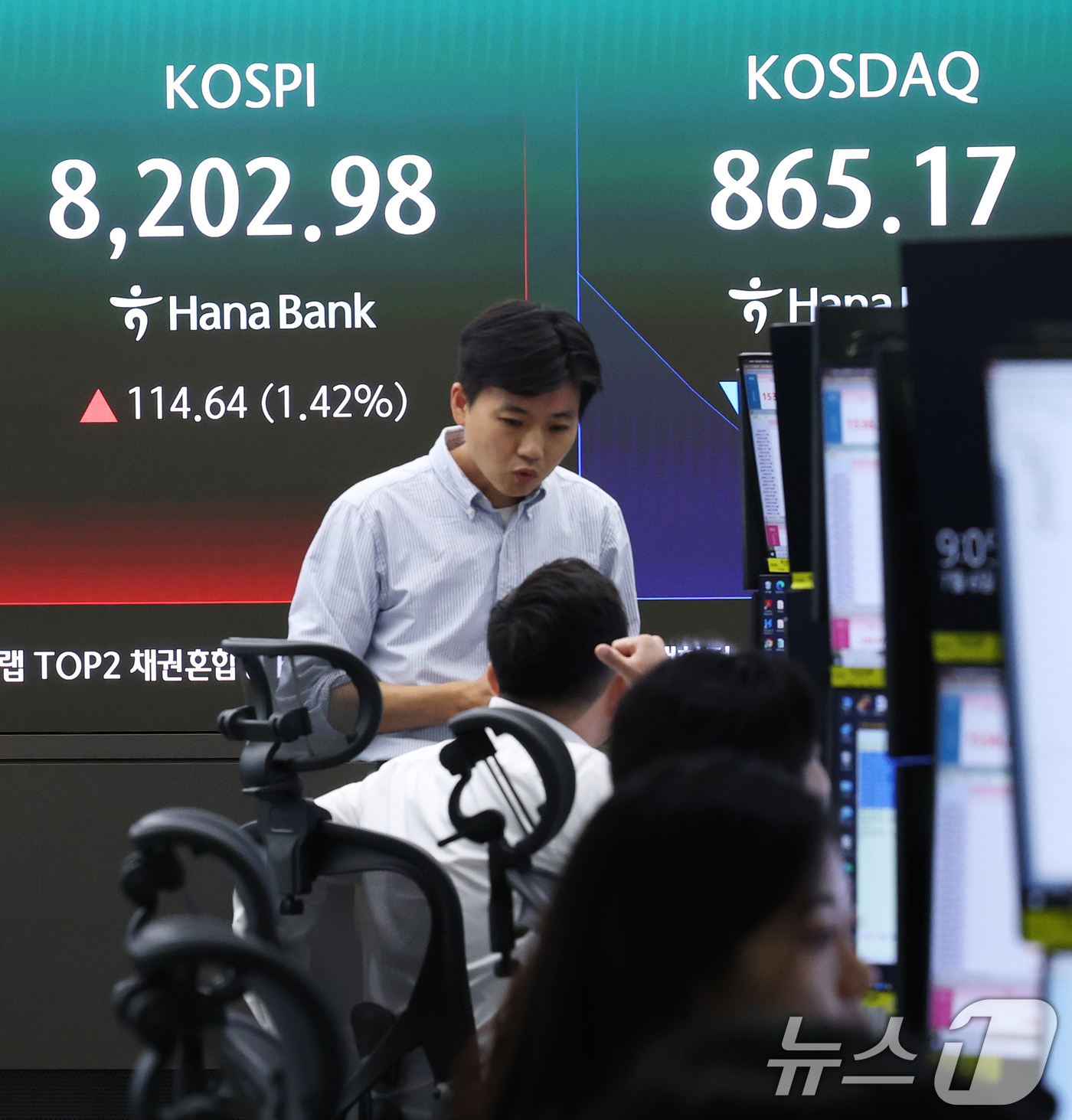 (서울=뉴스1) 오대일 기자 = 6일 오전 서울 중구 하나은행 본점 딜링룸 전광판에 코스피 등 시황이 표시되고 있다.이날 코스피 지수는 전 거래일(8088.34) 대비 98.48포 …