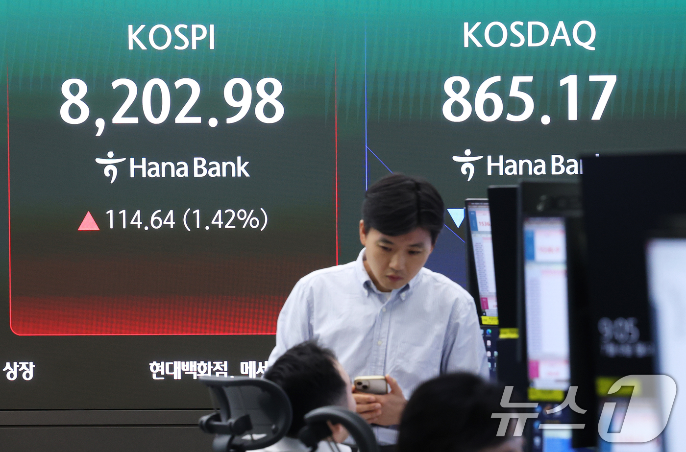 (서울=뉴스1) 오대일 기자 = 6일 오전 서울 중구 하나은행 본점 딜링룸 전광판에 코스피 등 시황이 표시되고 있다.이날 코스피 지수는 전 거래일(8088.34) 대비 98.48포 …