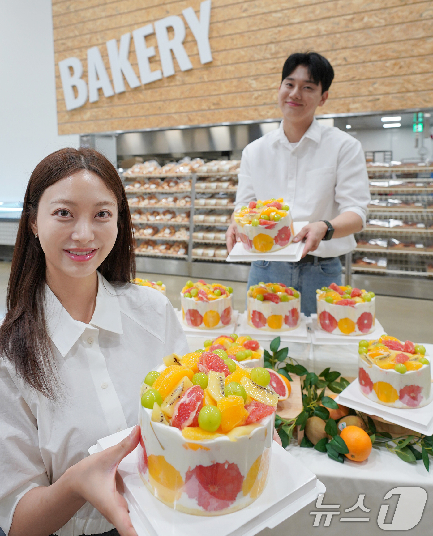(서울=뉴스1) = 6일 서울 강서구 트레이더스 마곡점에서 모델들이 신세계푸드가 출시한 ‘생과일 한가득 케이크’를 소개하고 있다.신세계푸드는 자몽, 오렌지, 키위, 샤인머스캣 등 …