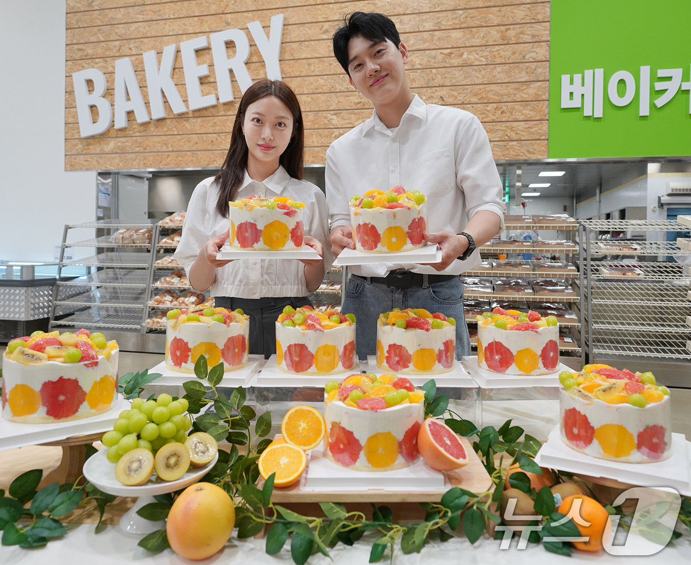 (서울=뉴스1) = 6일 서울 강서구 트레이더스 마곡점에서 모델들이 신세계푸드가 출시한 ‘생과일 한가득 케이크’를 소개하고 있다.신세계푸드는 자몽, 오렌지, 키위, 샤인머스캣 등 …