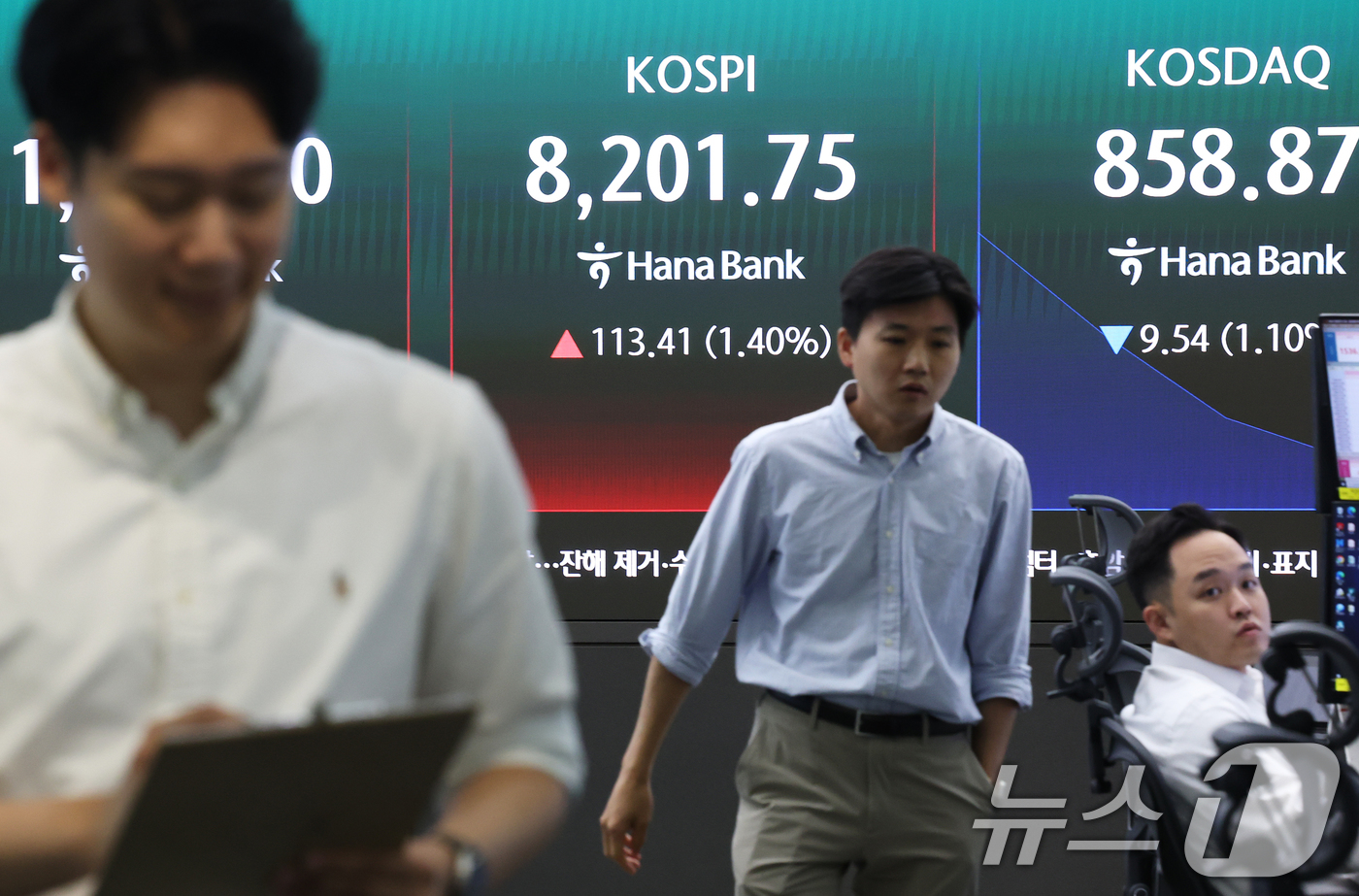 (서울=뉴스1) 오대일 기자 = 6일 오전 서울 중구 하나은행 본점 딜링룸 전광판에 코스피 등 시황이 표시되고 있다.이날 코스피 지수는 전 거래일(8088.34) 대비 98.48포 …