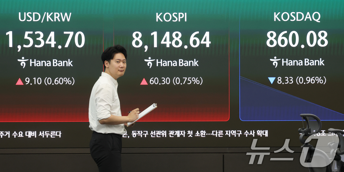 (서울=뉴스1) 오대일 기자 = 6일 오전 서울 중구 하나은행 본점 딜링룸 전광판에 코스피 등 시황이 표시되고 있다.이날 코스피 지수는 전 거래일(8088.34) 대비 98.48포 …