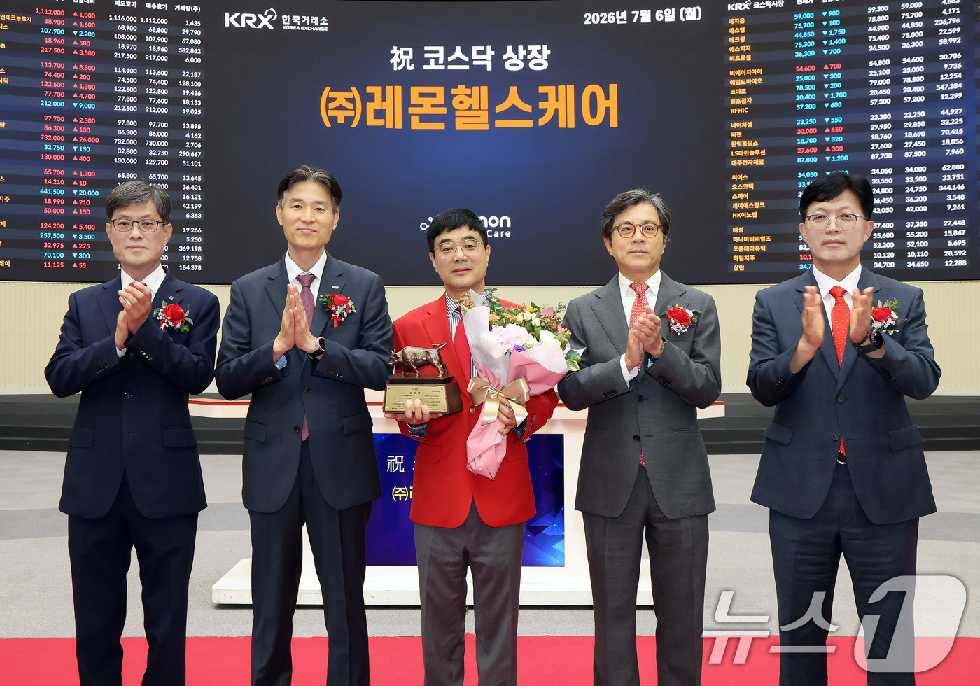 (서울=뉴스1) = 6일 오전 서울 영등포구 한국거래소에서 열린 레몬헬스케어 코스닥시장 상장기념식에서 상장기념패 전달 후 김기경 한국IR협의회 회장(왼쪽부터), 민경욱 한국거래소 …