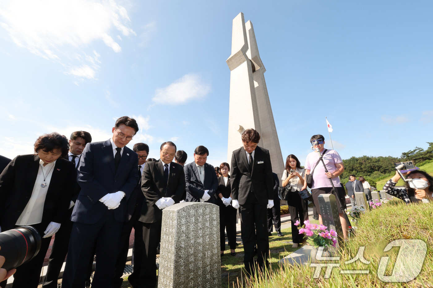 (전남광주=뉴스1) 박지현 기자 = 더불어민주당 당권에 도전하는 김민석 전 국무총리가 6일 오전 전남광주특별시 북구 운정동 국립 5·18민주묘지에서 윤상원 열사의 묘역을 참배하고 …