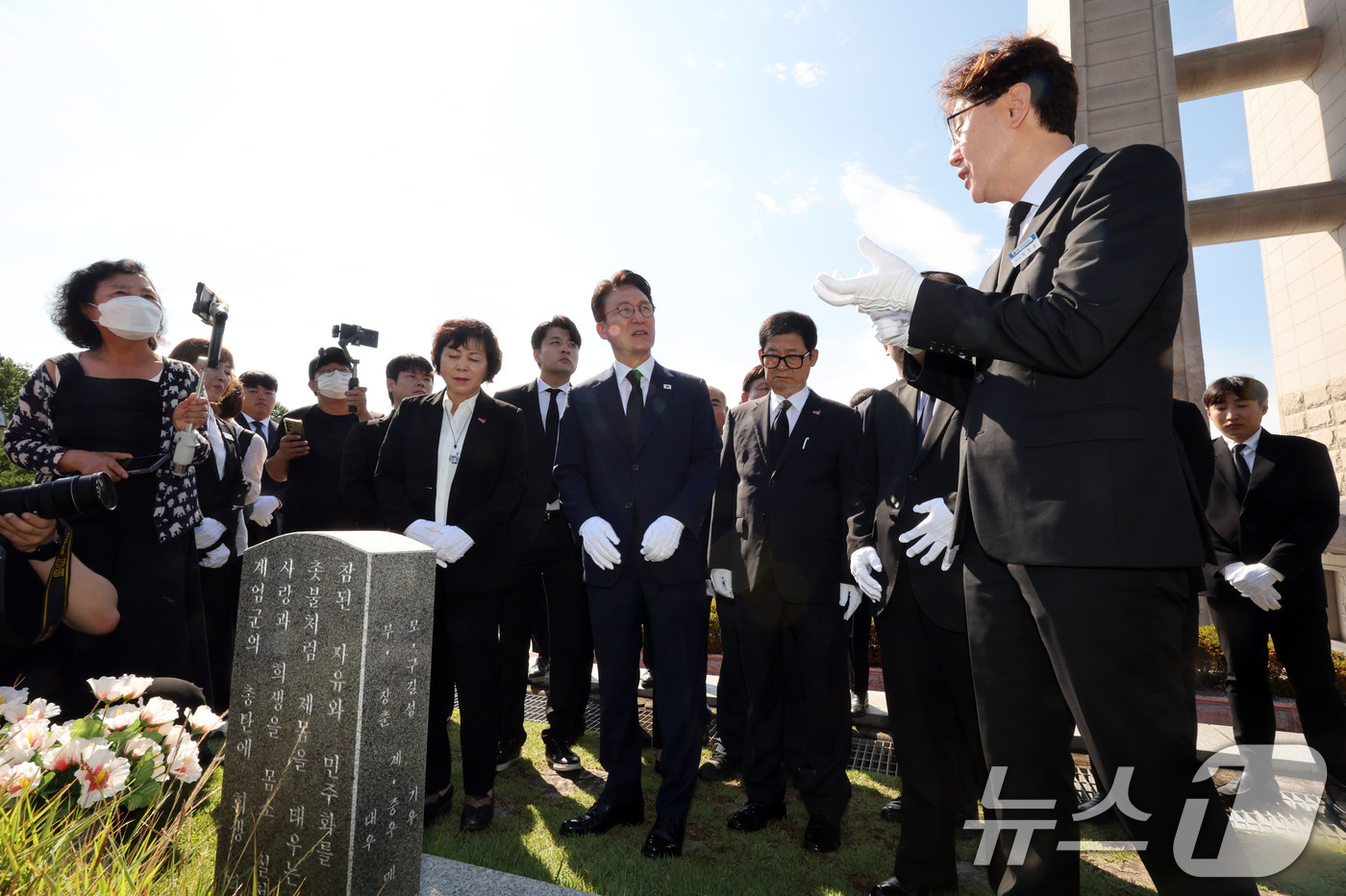 (전남광주=뉴스1) 박지현 기자 = 더불어민주당 당권에 도전하는 김민석 전 국무총리가 6일 오전 전남광주특별시 북구 운정동 국립 5·18민주묘지에서 박현숙 열사의 묘역을 참배하고 …