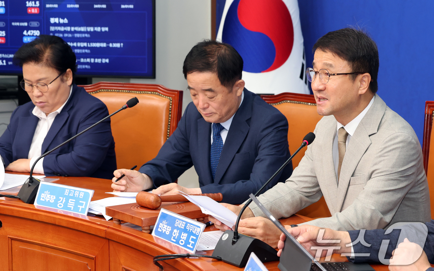 (서울=뉴스1) 황기선 기자 = 한병도 더불어민주당 대표 직무대행 겸 원내대표가 6일 오전 서울 여의도 국회에서 열린 최고위원회의에서 모두발언을 하고 있다.  2026.7.6/뉴스 …