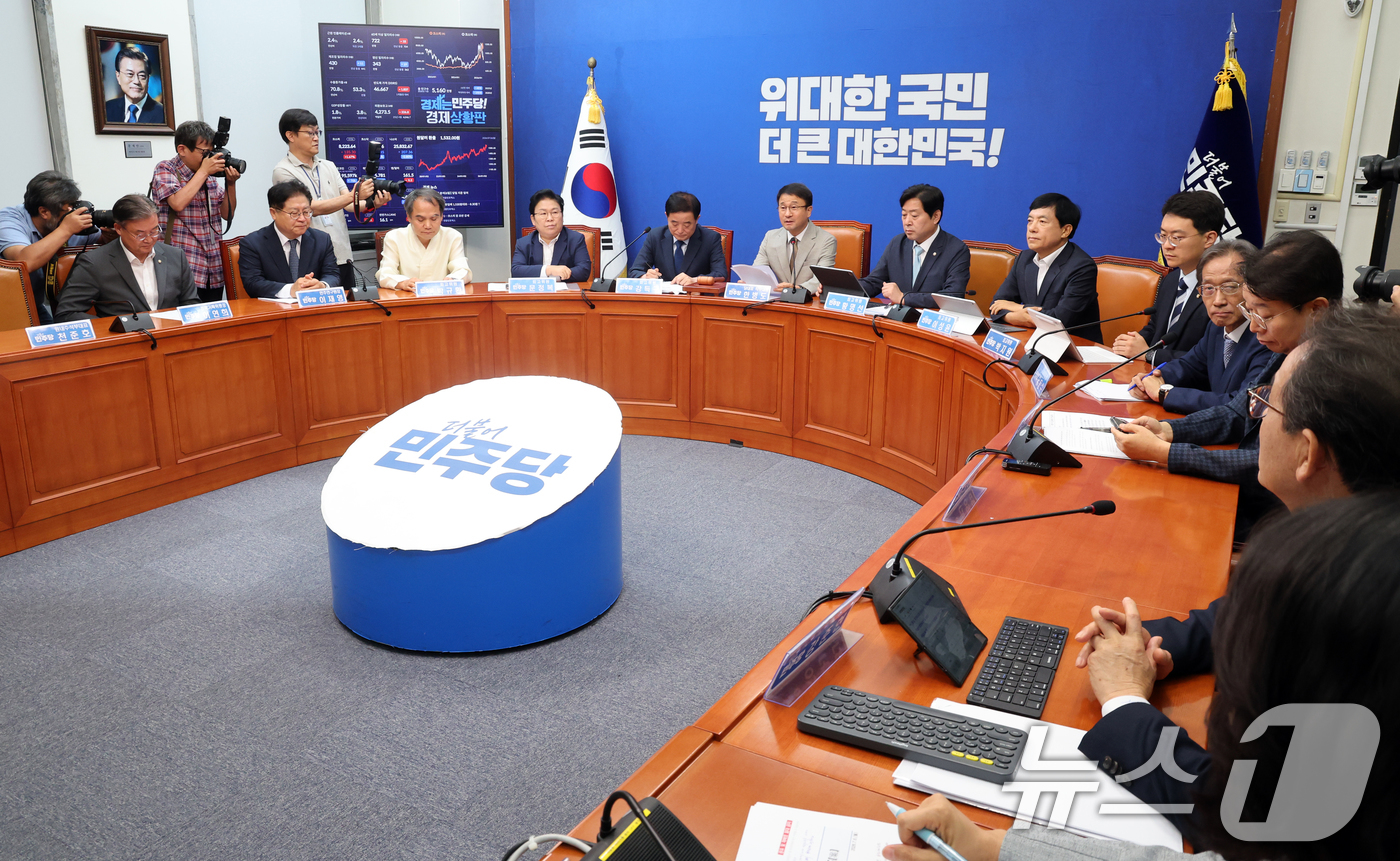(서울=뉴스1) 황기선 기자 = 한병도 더불어민주당 대표 직무대행 겸 원내대표가 6일 오전 서울 여의도 국회에서 열린 최고위원회의에서 모두발언을 하고 있다.  2026.7.6/뉴스 …