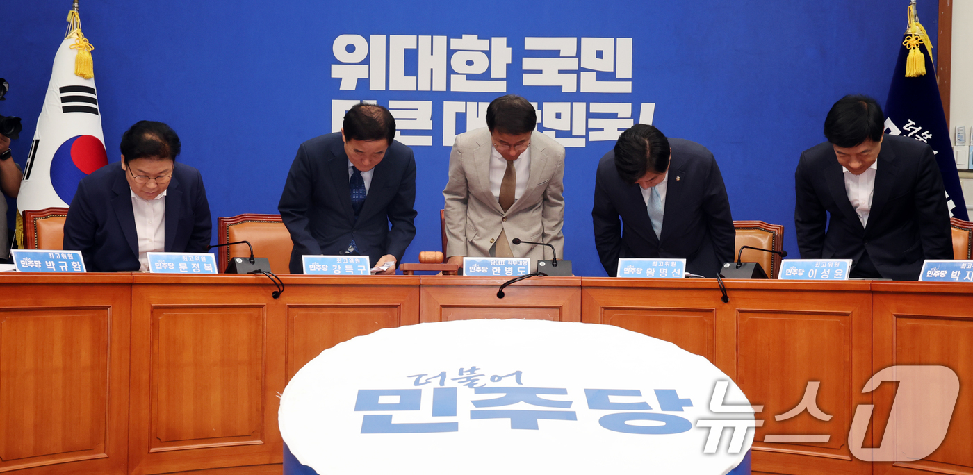 (서울=뉴스1) 황기선 기자 = 더불어민주당 한병동 대표 직무대행 겸 원내대표와 최고위원들이 6일 오전 서울 여의도 국회에서 열린 최고위원회의에서 인사하고 있다.  2026.7.6 …