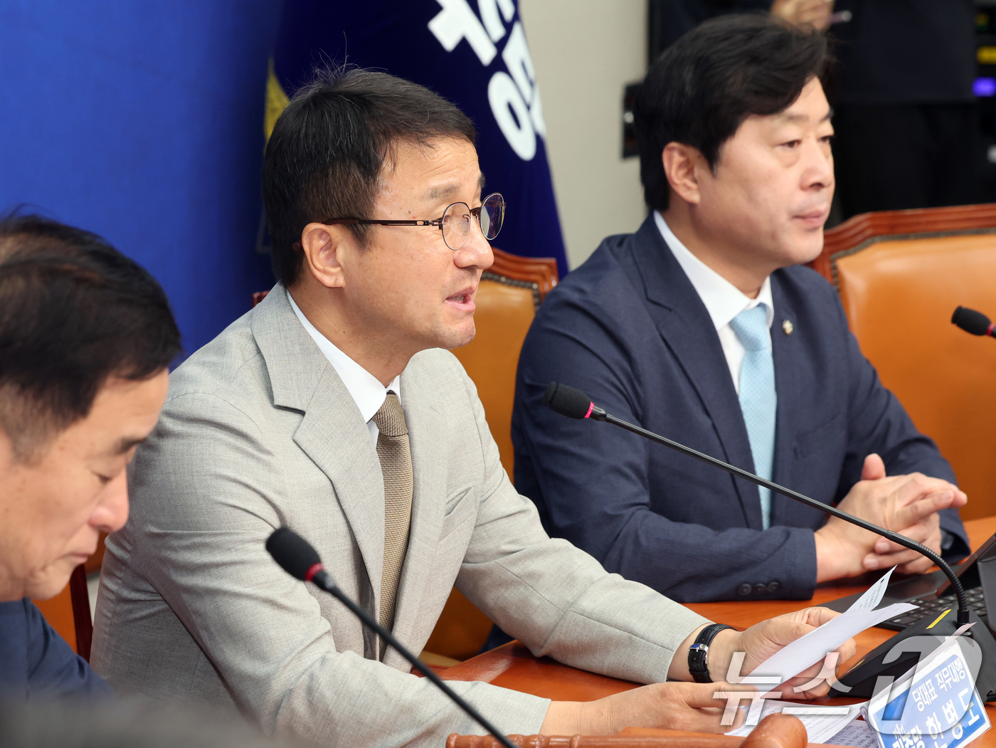 (서울=뉴스1) 황기선 기자 = 한병도 더불어민주당 대표 직무대행 겸 원내대표가 6일 오전 서울 여의도 국회에서 열린 최고위원회의에서 모두발언을 하고 있다.  2026.7.6/뉴스 …