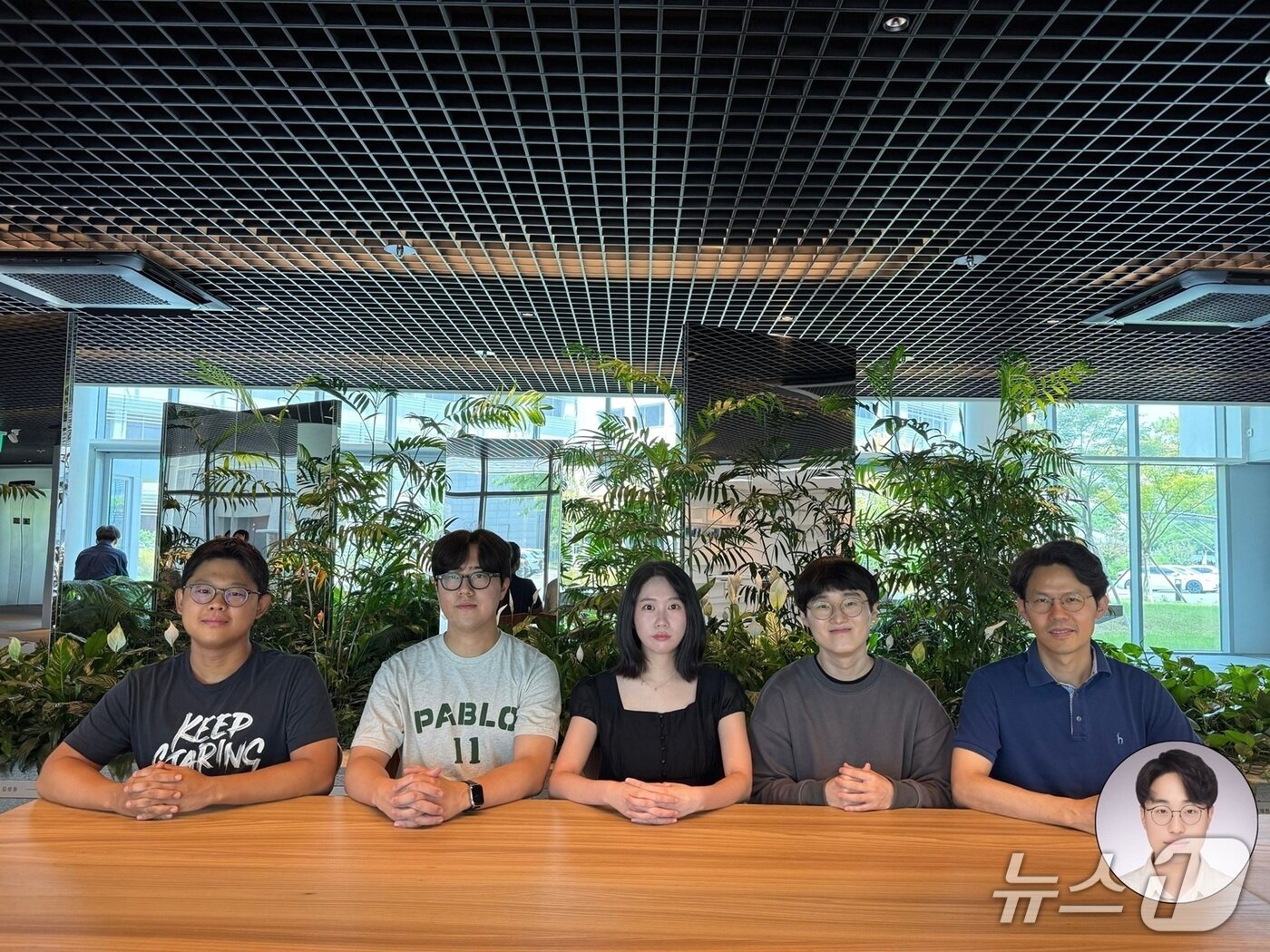 본문 이미지 - KAIST 전산학부 윤성의 교수(오른쪽 두 번째) 연구팀(KAIST 제공) /뉴스1