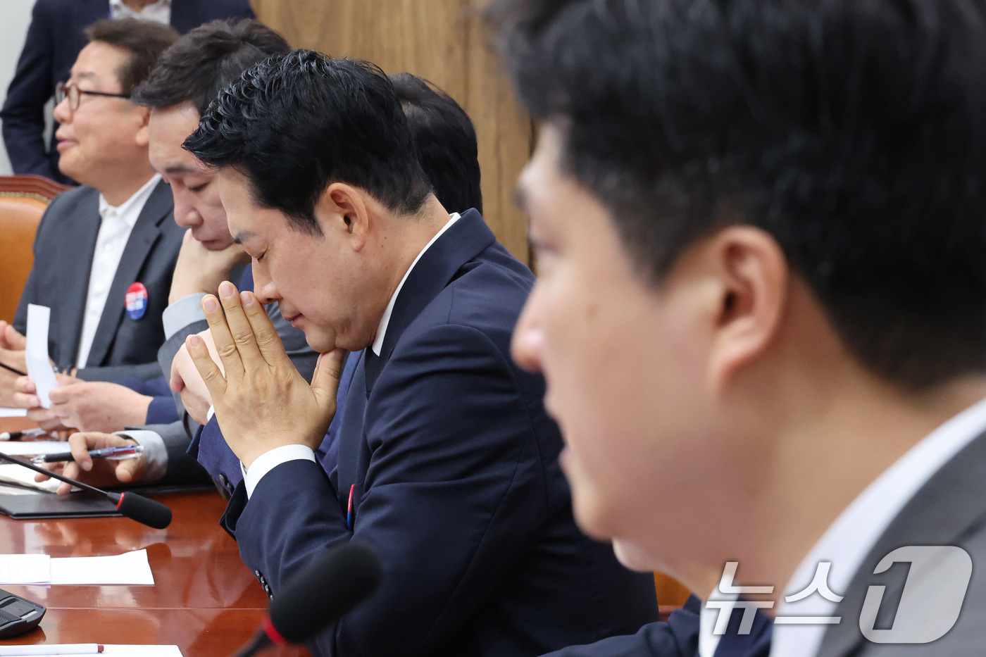 (서울=뉴스1) 신웅수 기자 = 장동혁 국민의힘 대표가 6일 서울 여의도 국회에서 열린 최고위원회의에서 우재준 최고위원의 발언을 듣고 있다. 2026.7.6/뉴스1