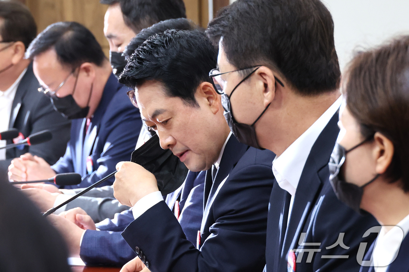(서울=뉴스1) 신웅수 기자 = 장동혁 국민의힘 대표가 6일 서울 여의도 국회에서 열린 최고위원회의에서 마스크를 벗고 있다. 2026.7.6/뉴스1