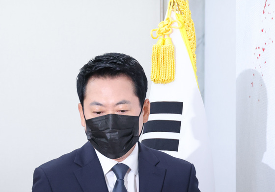 검은 마스크 쓴 장동혁 대표