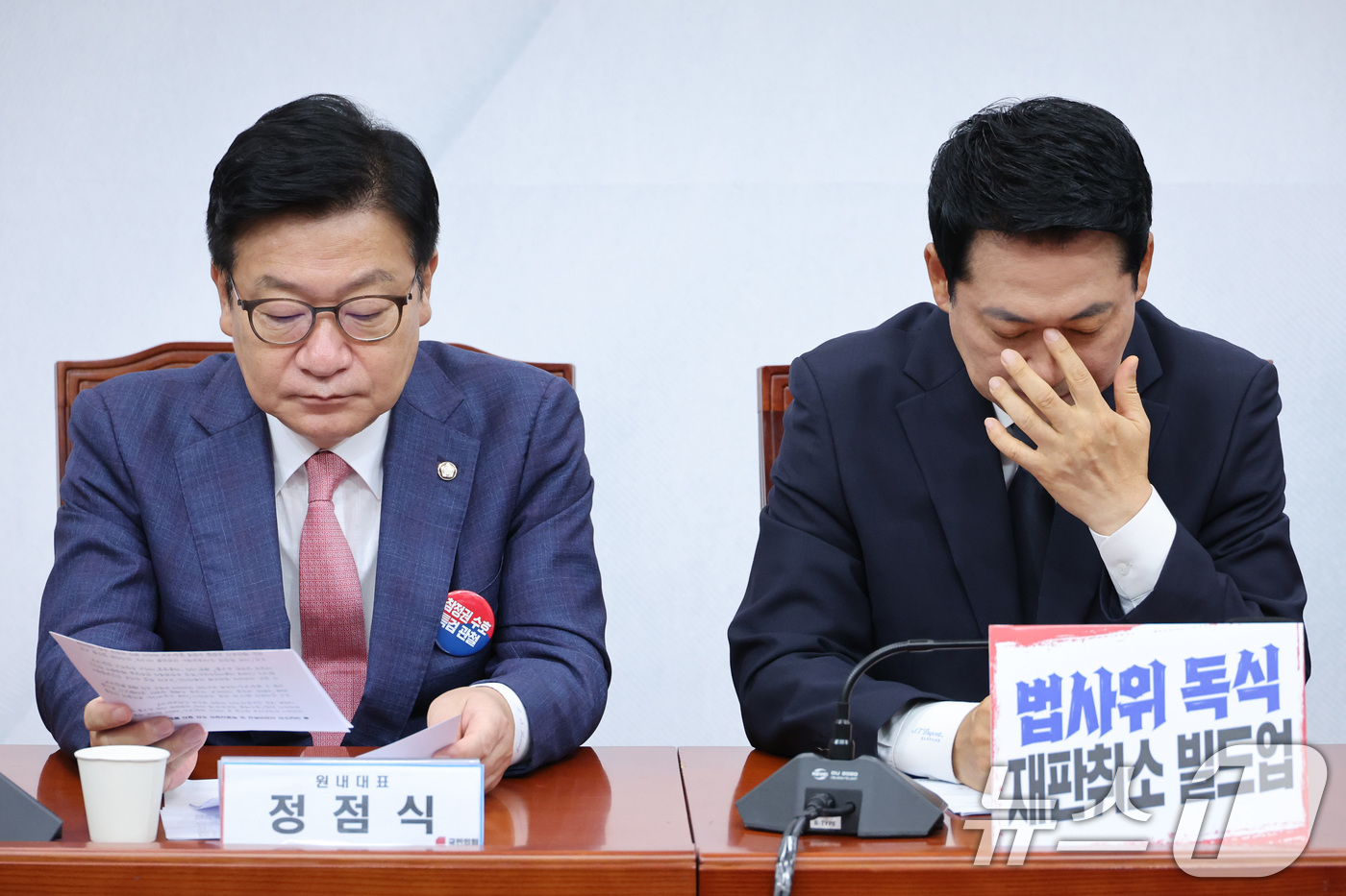 (서울=뉴스1) 신웅수 기자 = 장동혁 국민의힘 대표와 정점식 원내대표가 6일 서울 여의도 국회에서 열린 최고위원회의에서 생각에 잠겨 있다. 2026.7.6/뉴스1