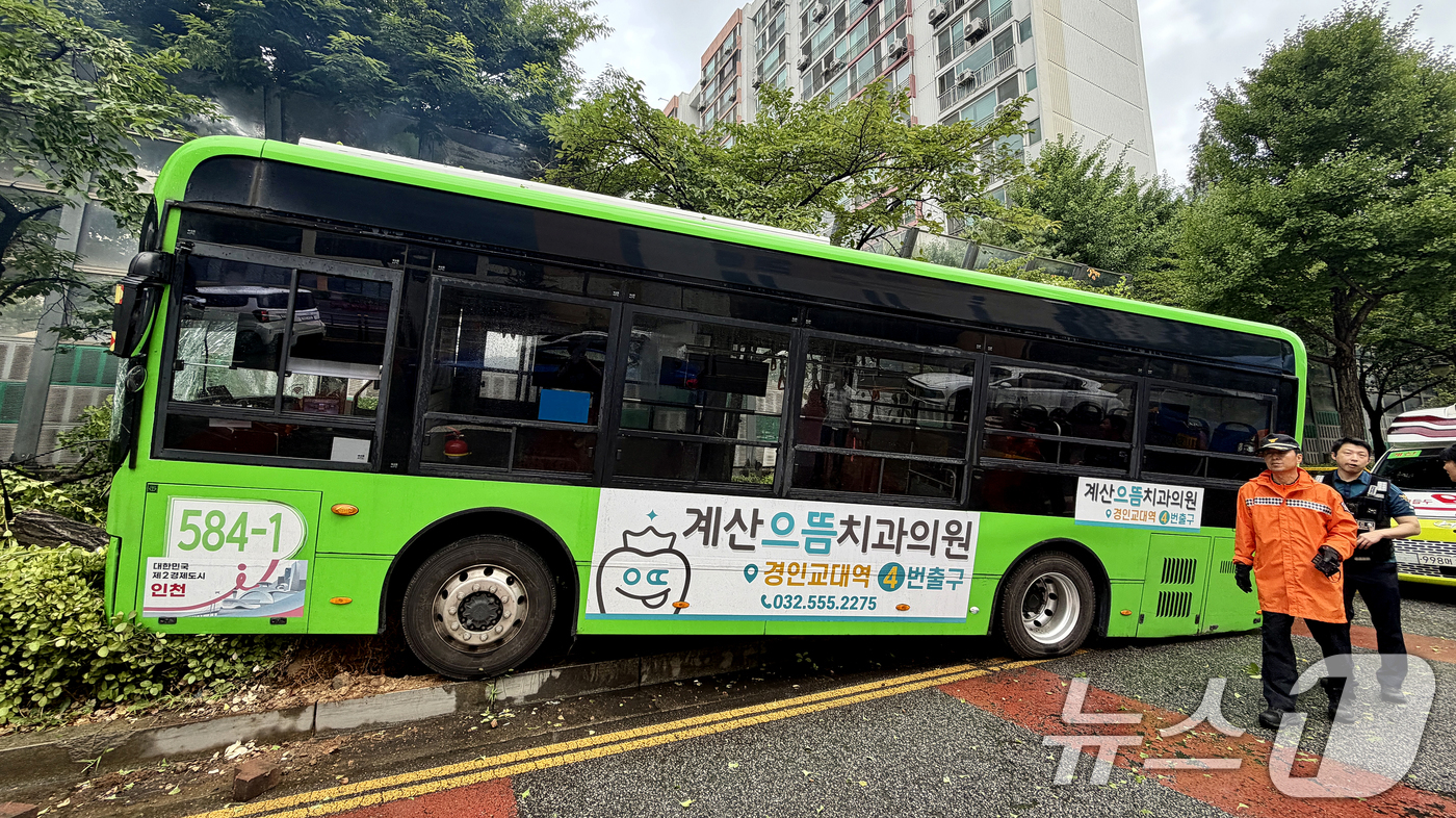 (인천=뉴스1) 이호윤 기자 = 6일 인천 계양구 장제로 인근 도로에서 버스가 가로수에 추돌하는 사고가 발생해 경찰 및 소방관계자들이 사고현장을 조사하고 있다.소방 당국은 6명의 …