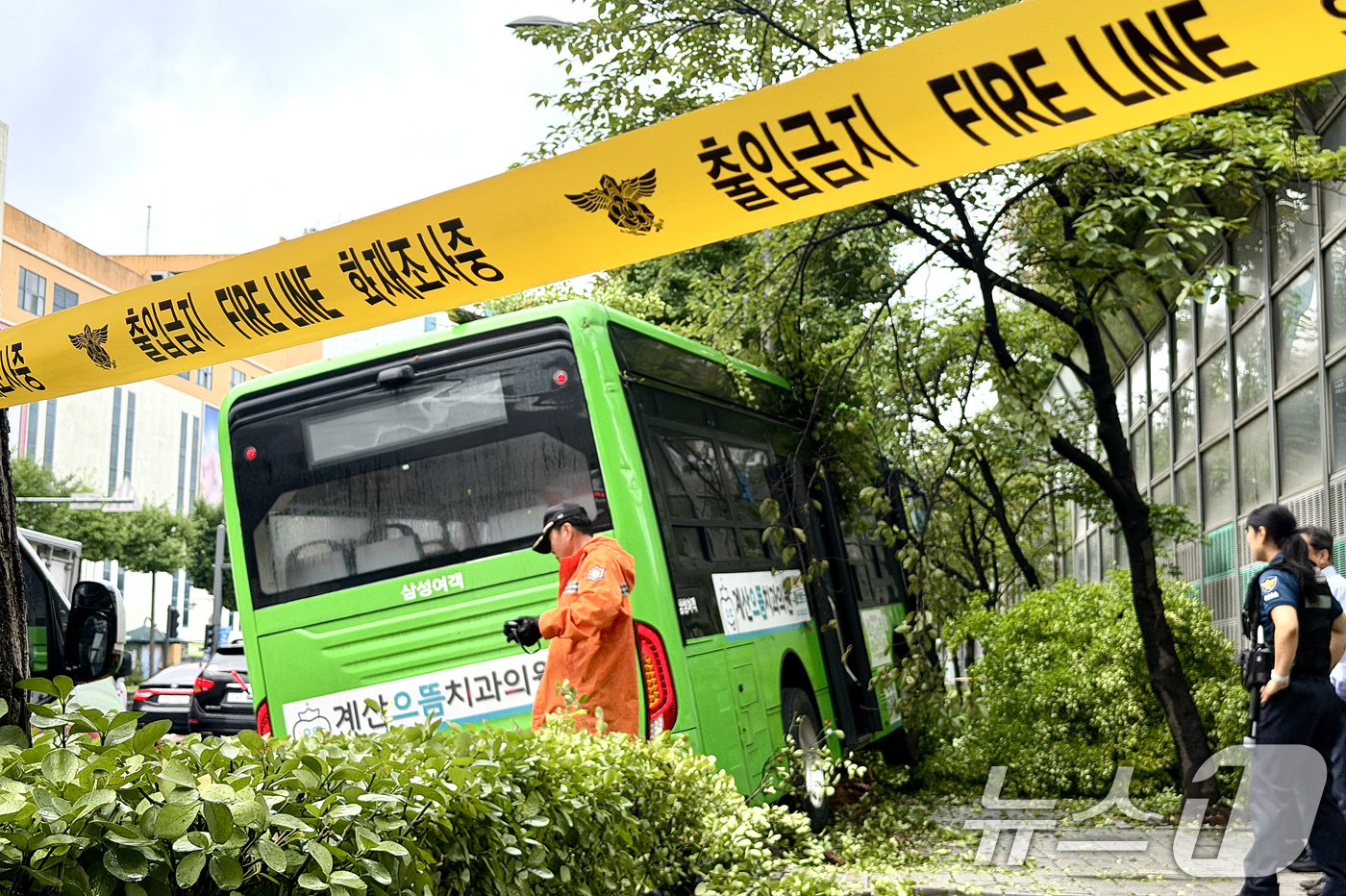 (인천=뉴스1) 이호윤 기자 = 6일 인천 계양구 장제로 인근 도로에서 버스가 가로수에 추돌하는 사고가 발생해 경찰 및 소방관계자들이 도로를 통제하고 있다.소방 당국은 6명의 경상 …