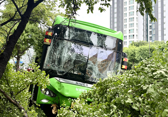 가로수에 충돌한 버스