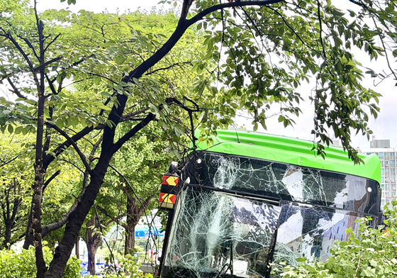 인도로 추돌한 버스