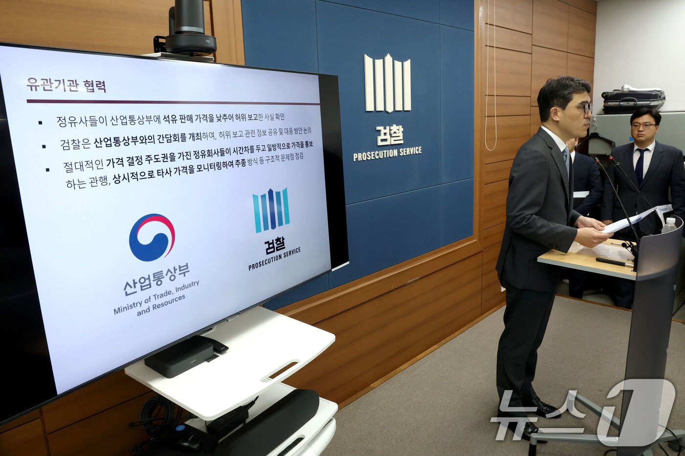 본문 이미지 - 나희석 서울중앙지방검찰청 공정거래조사부 부장검사가 6일 오전 서울 서초구 서울고등검찰청 브리핑실에서 미국·이란 전쟁 관련 유가 교란 사건 수사 결과를 발표하고 있다. 2026.7.6 ⓒ 뉴스1 이광호 기자
