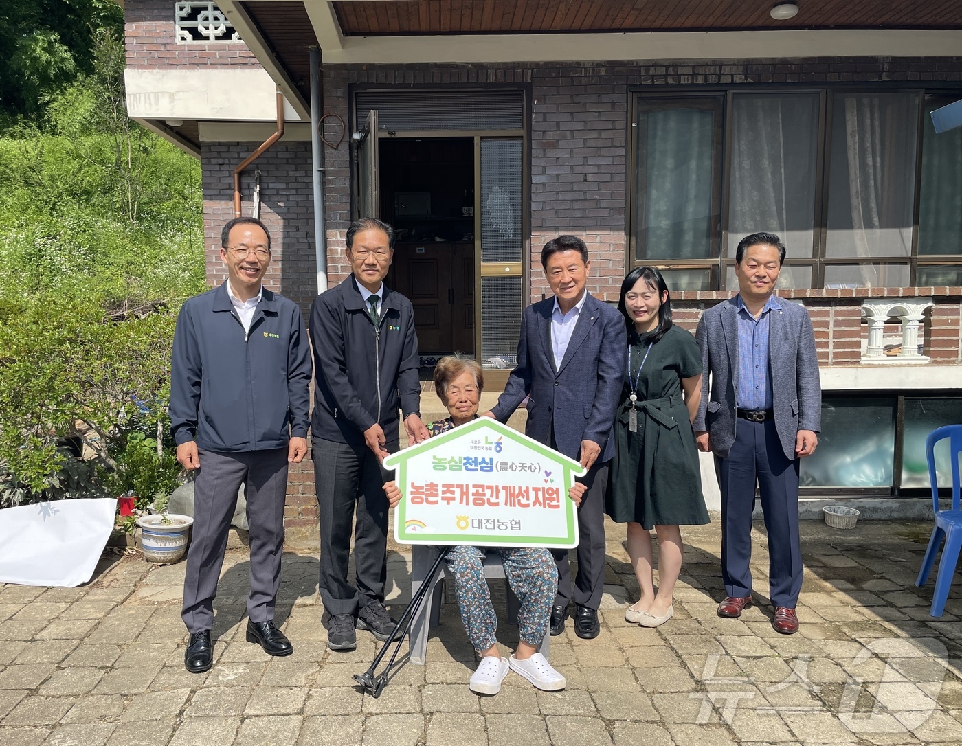 (대전=뉴스1) 이동원 기자 = 농협 대전본부(본부장 박재명)는 지난 2일 중구 무수동에 거주하는 고령농업인 농가를 방문하여 주거환경개선사업을 실시했다고 6일 밝혔다.이날 활동은 …