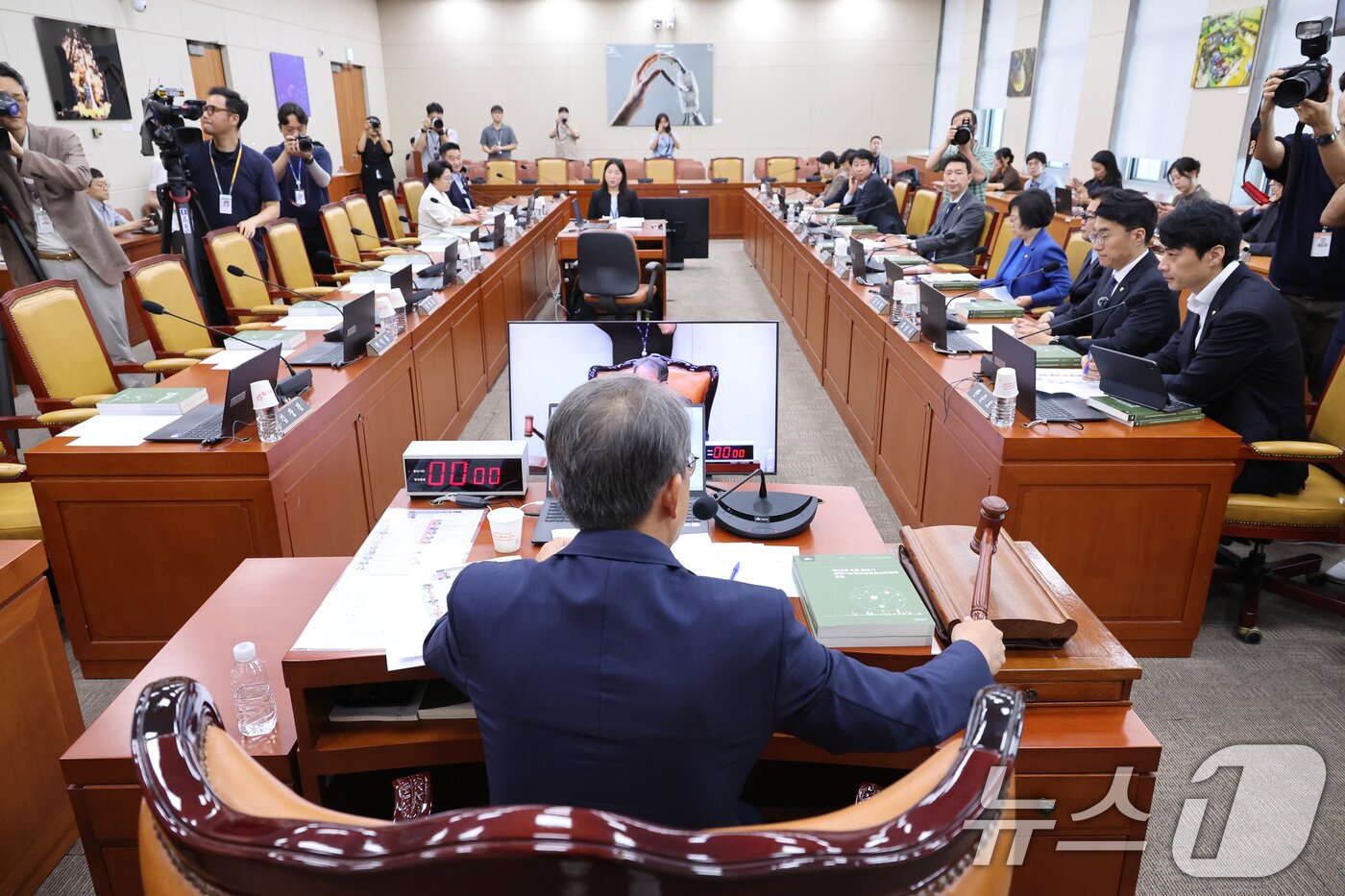 본문 이미지 - 송기헌 위원장이 6일 서울 여의도 국회에서 열린 과학기술정보방송통신위원회 전체회의에서 의사봉을 두드리고 있다.  2026.7.6 ⓒ 뉴스1 신웅수 기자