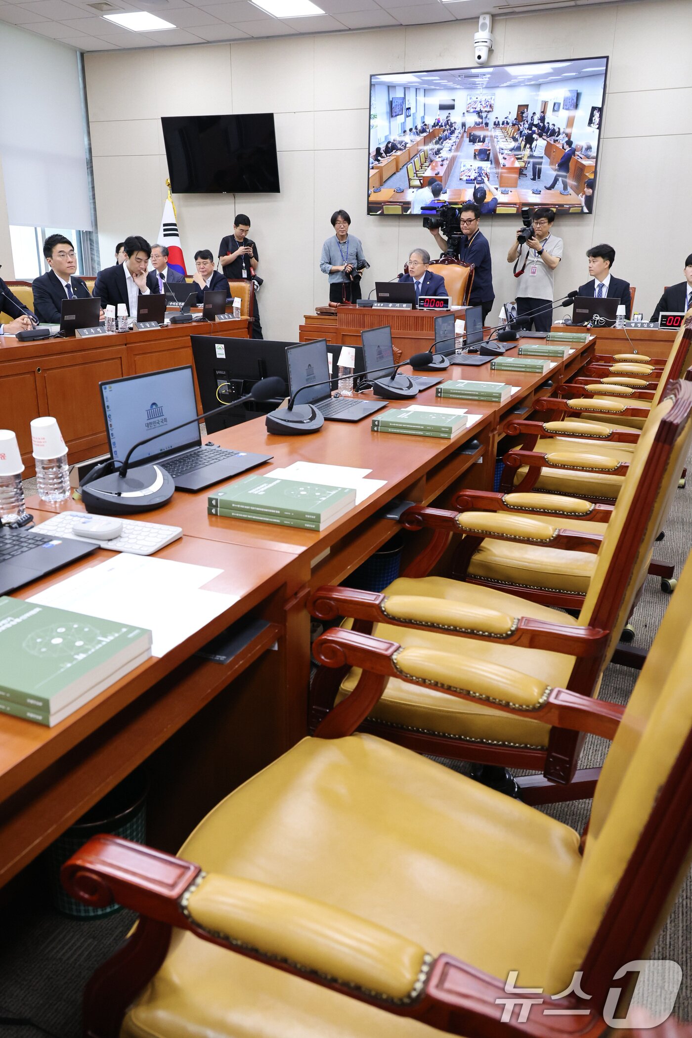 본문 이미지 - 6일 서울 여의도 국회에서 열린 과학기술정보방송통신위원회 전체회의에서 국민의힘 의원들의 자리가 비어 있다. 2026.7.6 ⓒ 뉴스1 신웅수 기자